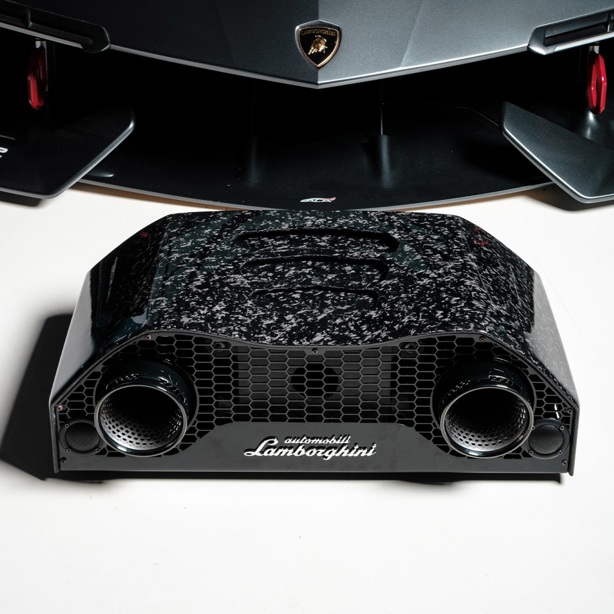 Lamborghini AVALÁN Carbon Hi-Fi Speaker - Alternative view 4
