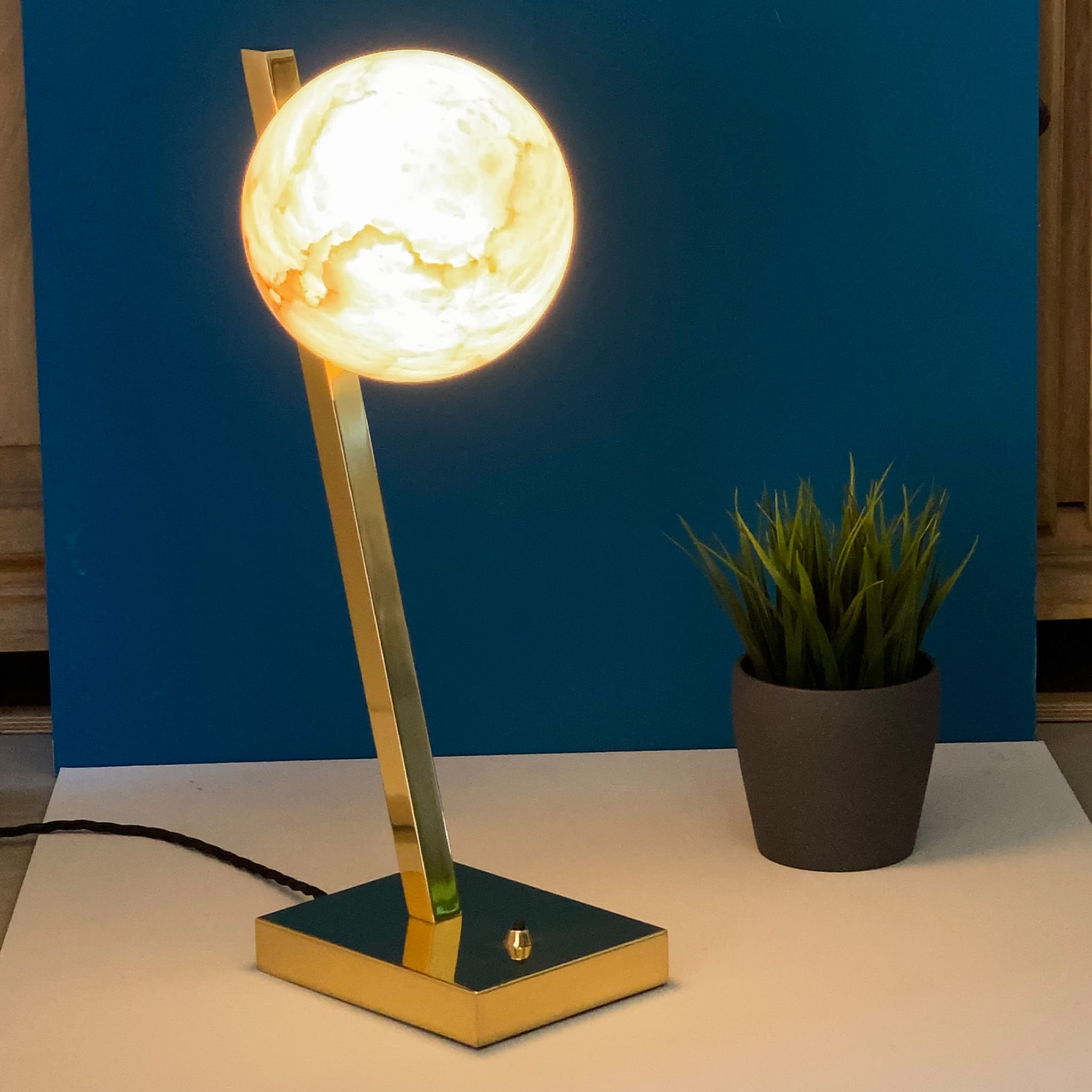 Lampe de table "Offset" en laiton poli - Vue alternative 3