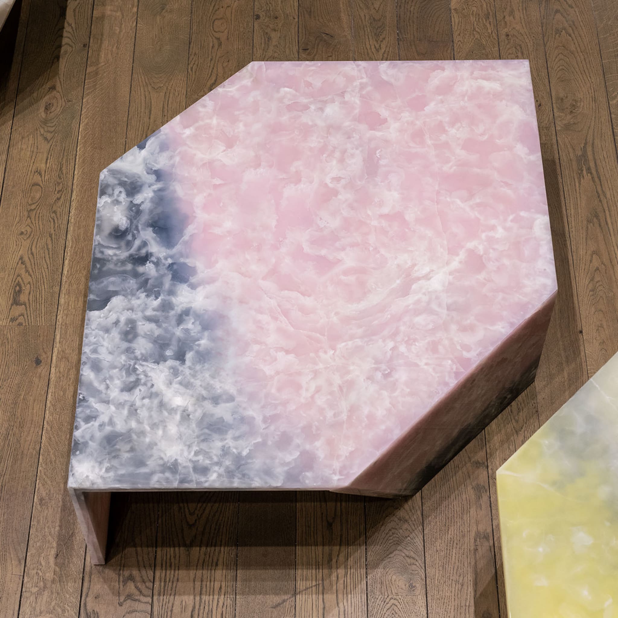 Origami Inciso Pink Coffee Table by Patricia Urquiola - Vue alternative 3