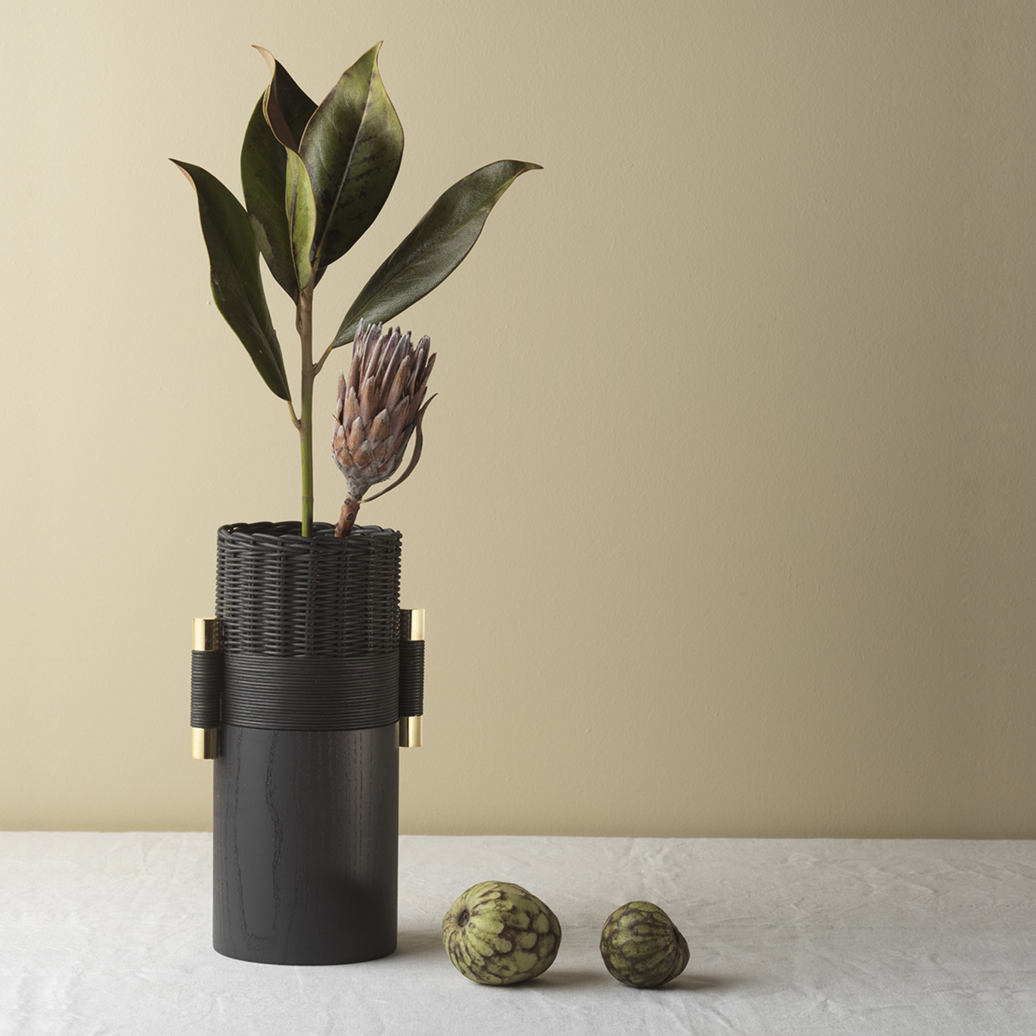 Tropezienne Vase mit Griffen aus poliertem Messing - Alternative Ansicht 1