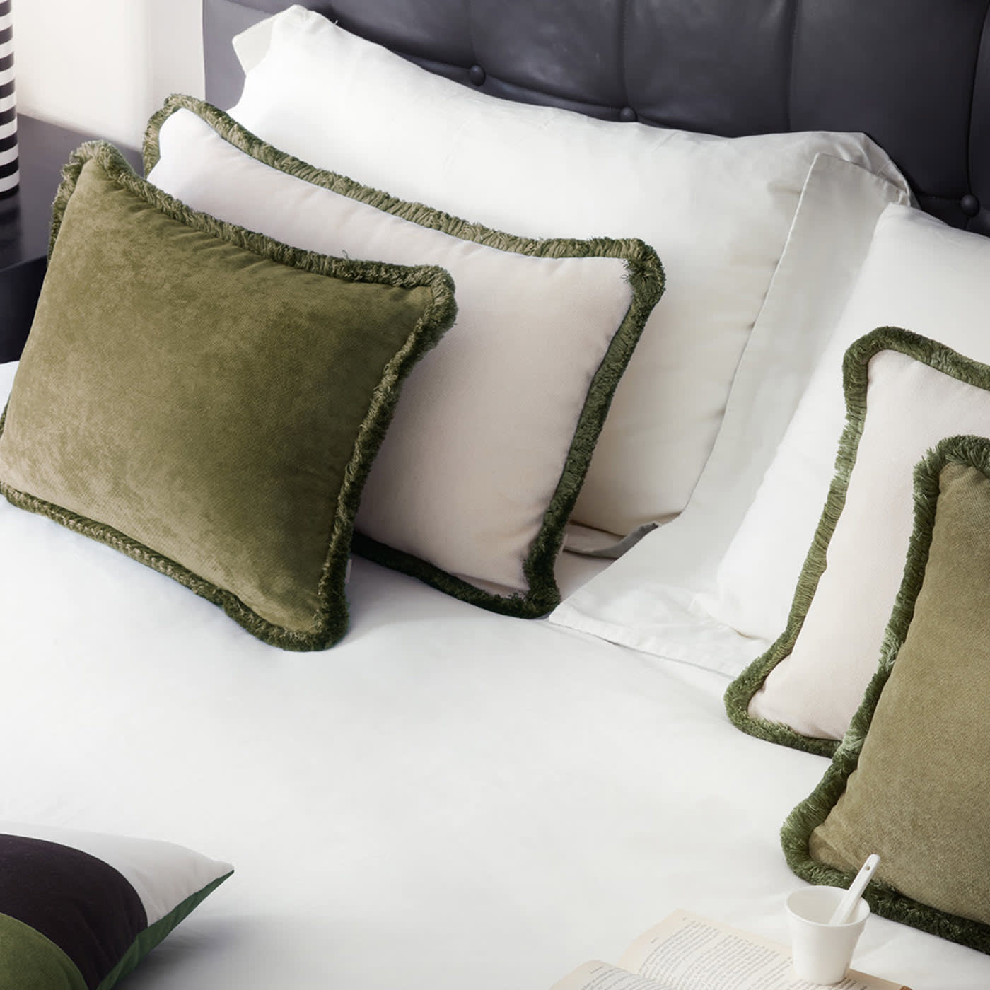Cuscino Happy in velluto verde e bianco a forma di coppia rettangolare