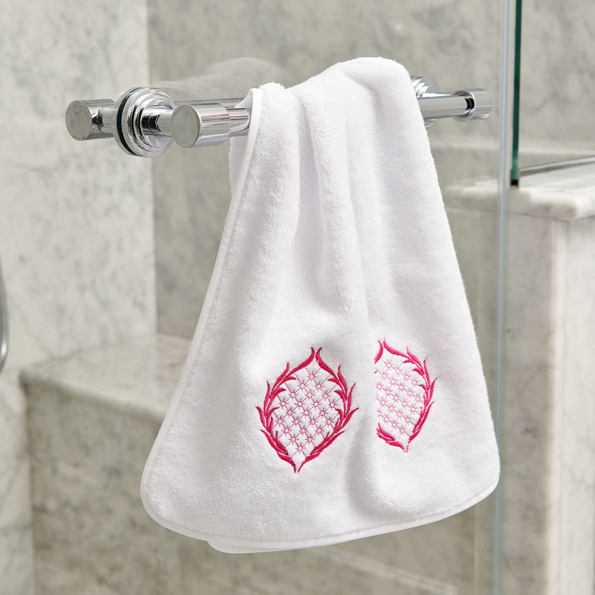 Ananas Embroidery White & Fuchsia Bath Towel - Alternative view 1