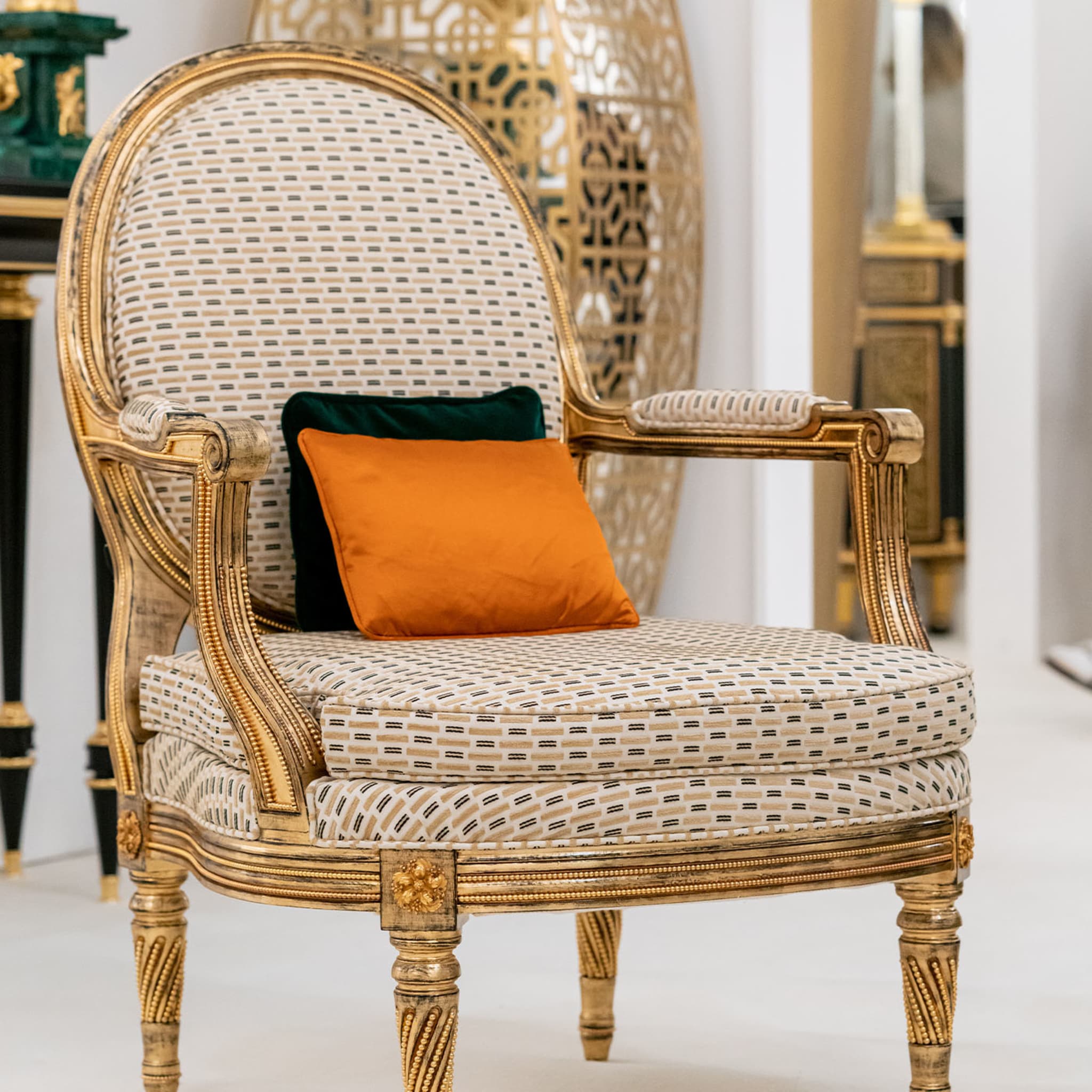 Goldener gemusterter Sessel im Louis XVI-Stil - Alternative Ansicht 3