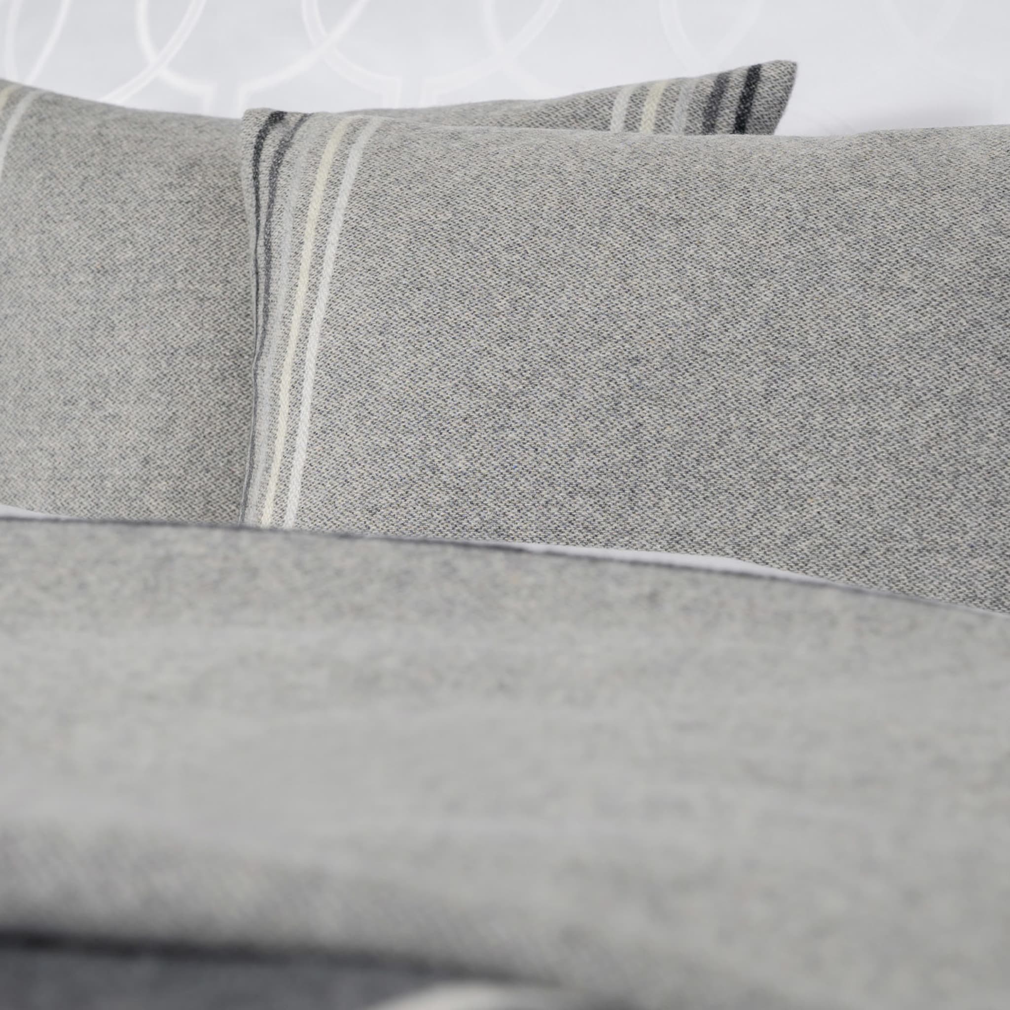 Tailor Rectangular Gray Cushion - Alternative view 2