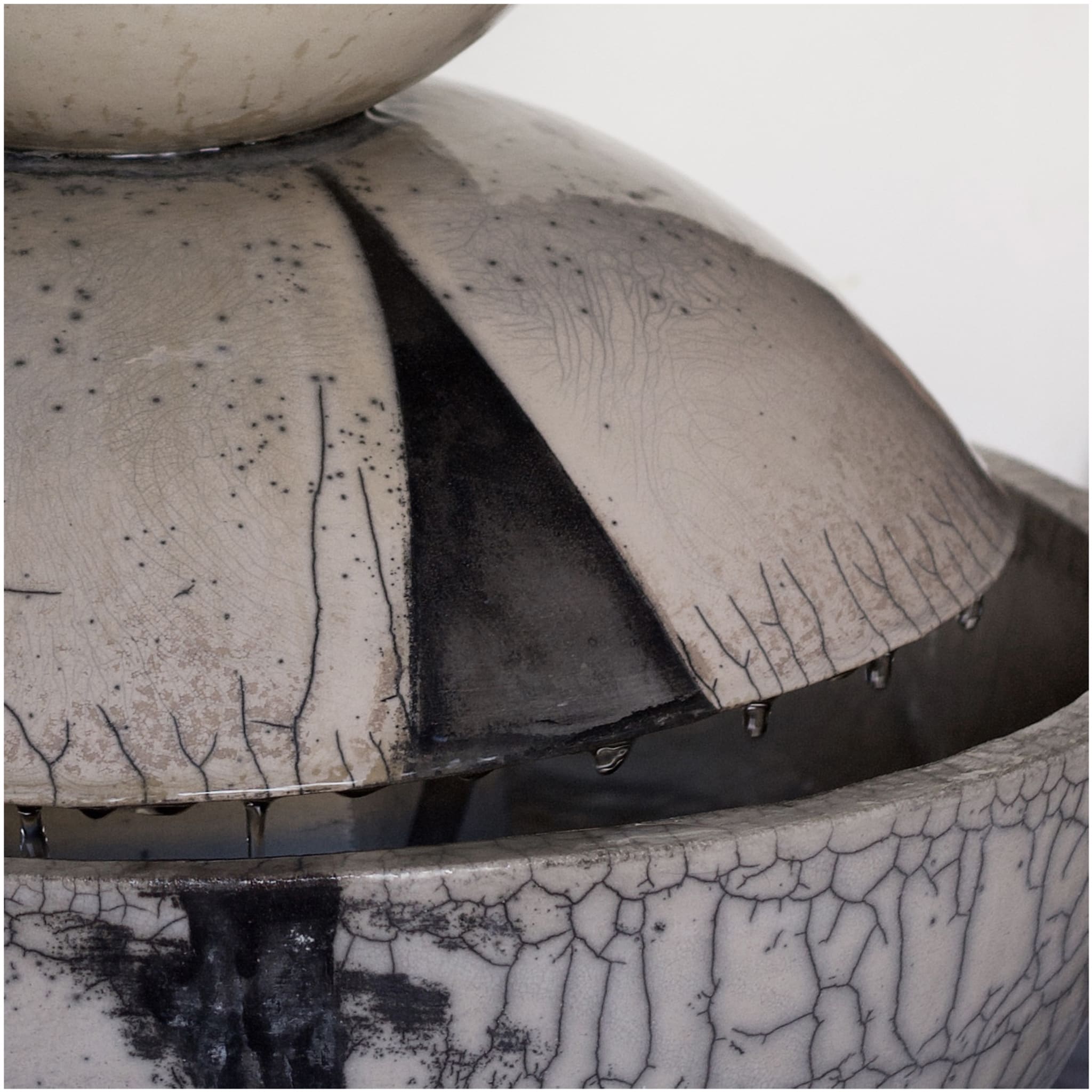 Fuente de cerámica moderna Genesi Globe en blanco y negro craquelado - Vista alternativa 3