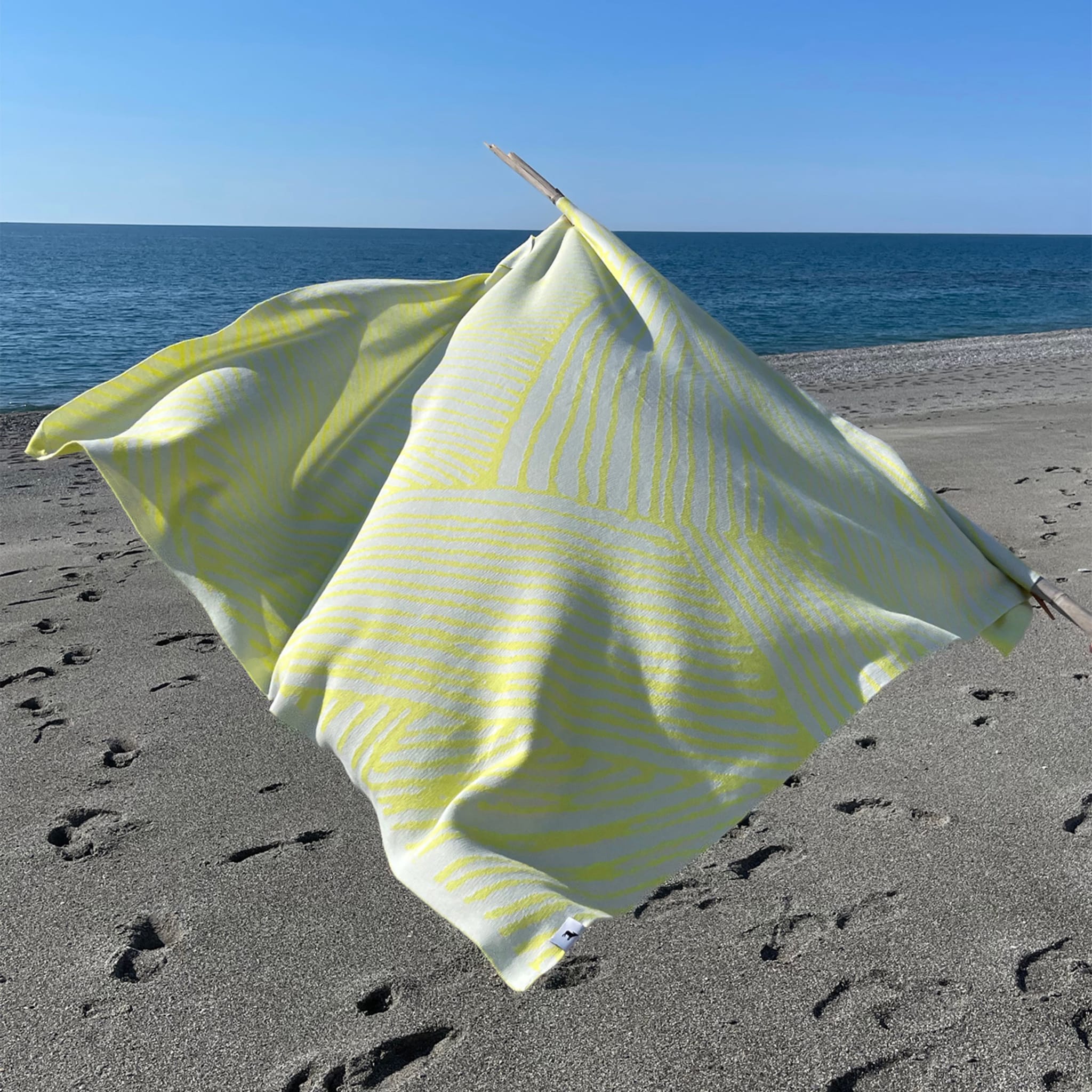 Tratto Bio Neon-Yellow & White Blanket by Emilio Salvatore Leo - Alternative view 2