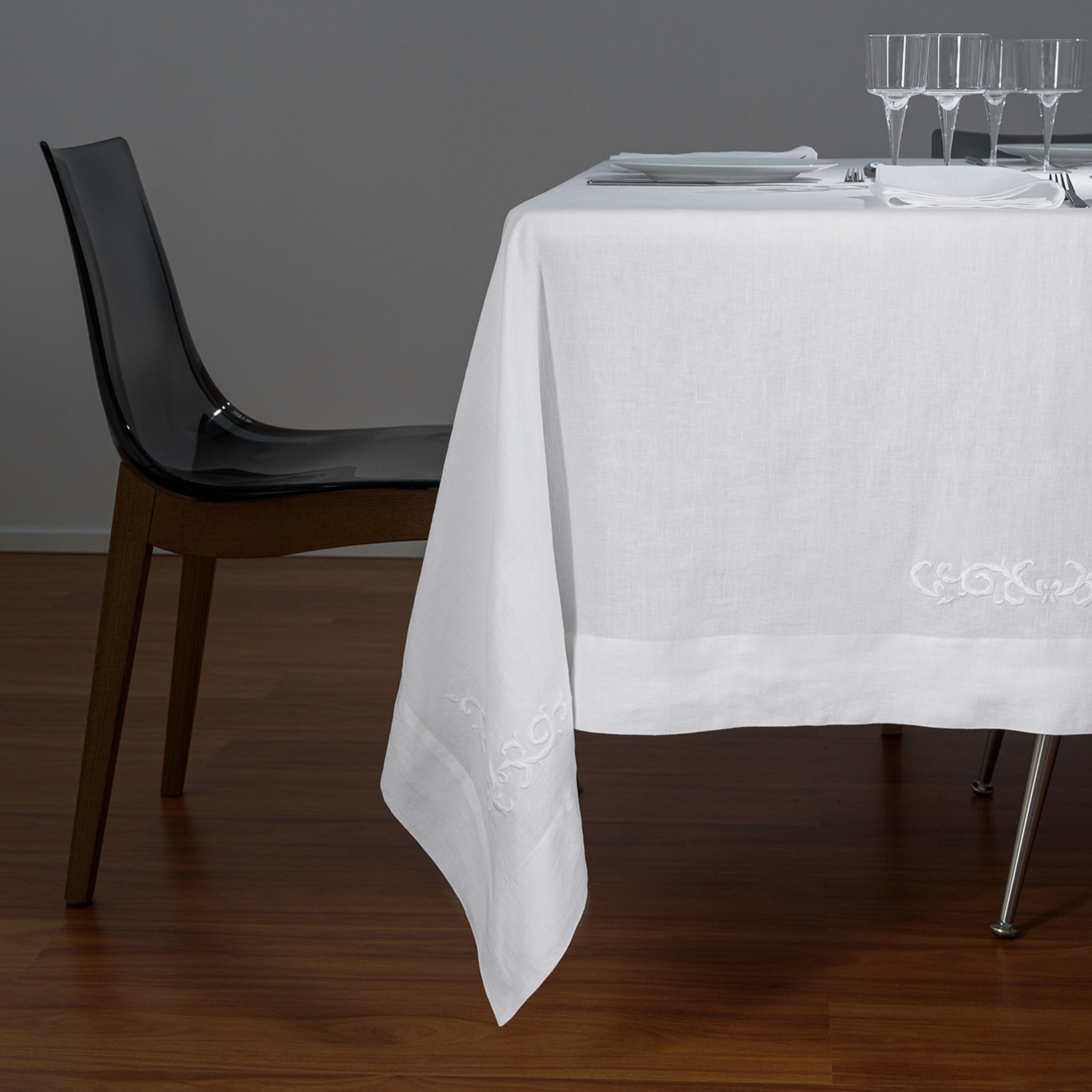 Decoro Embroidered White Tablecloth - Alternative view 4
