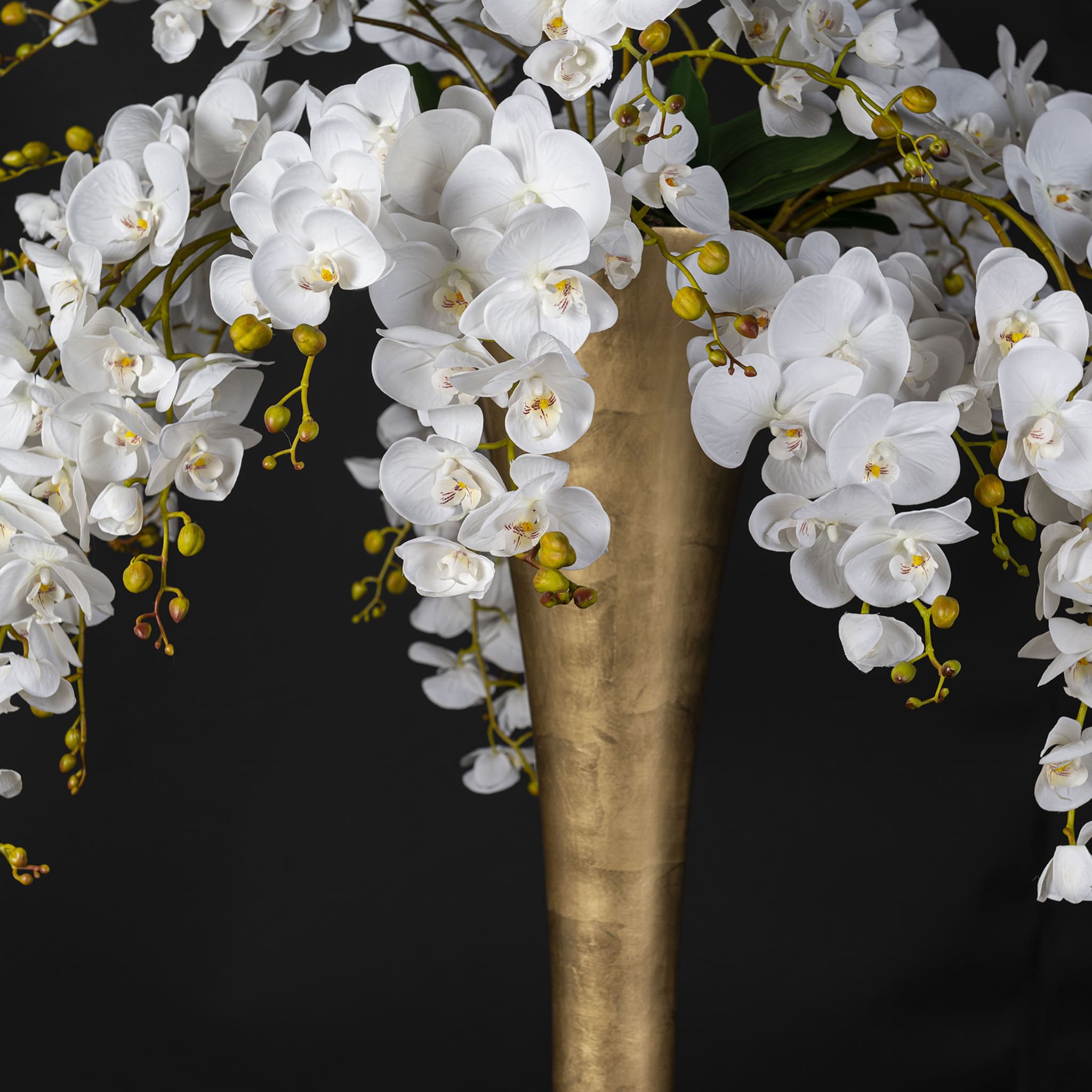 Eternity Madame Butterfly Faux Floral Komposition mit Gold Vase - Alternative Ansicht 2