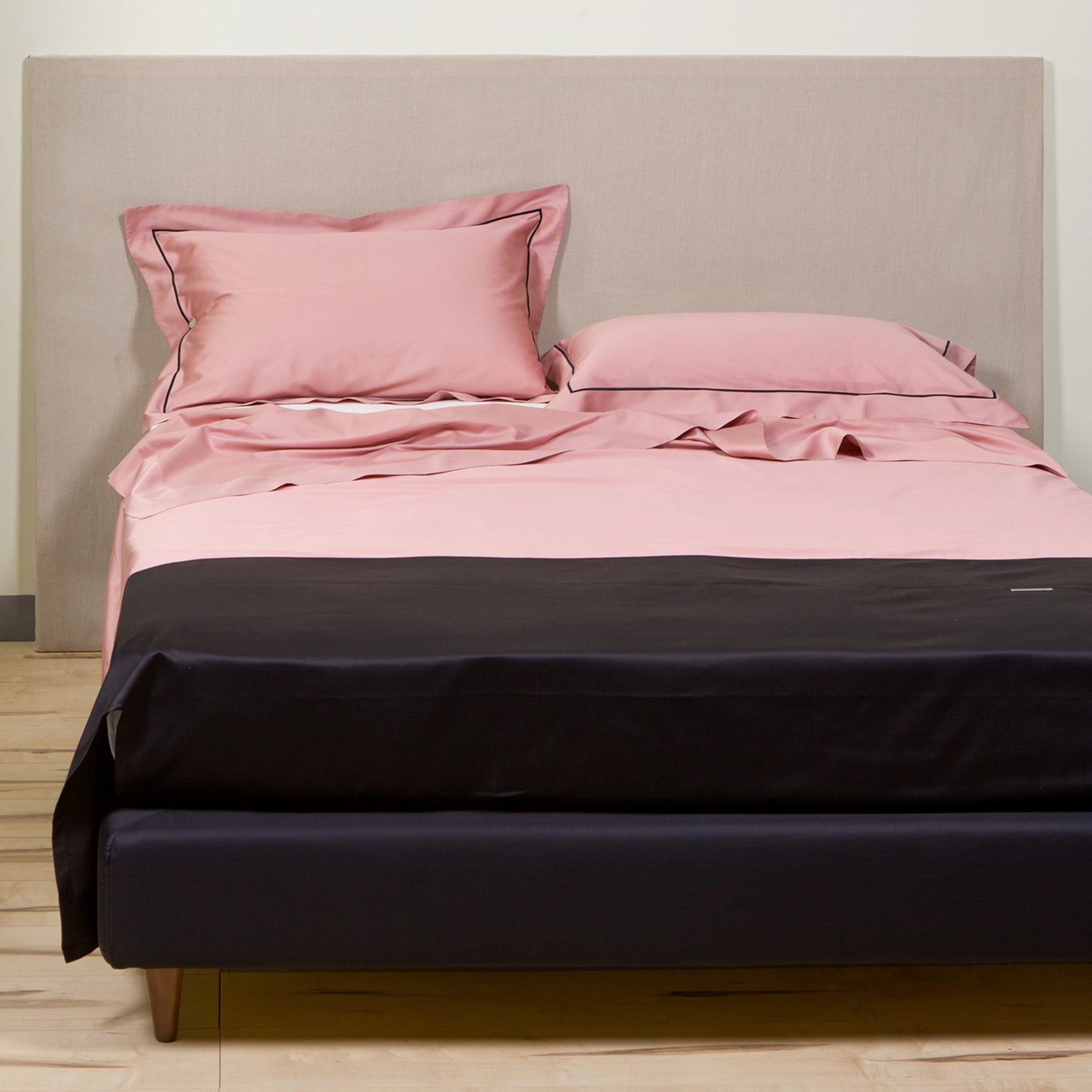 Summer Bedding Set - Nude and Black - Alternative view 1