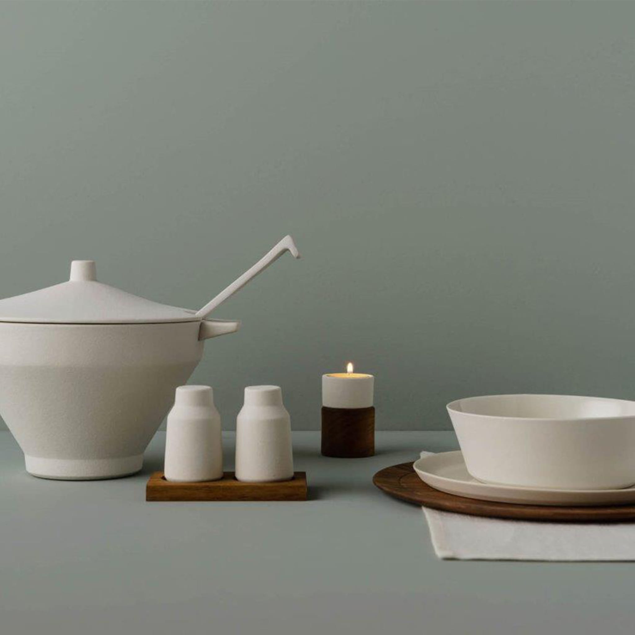 Matte White Ceramic Soup Bowl with Lid - Alternative view 1