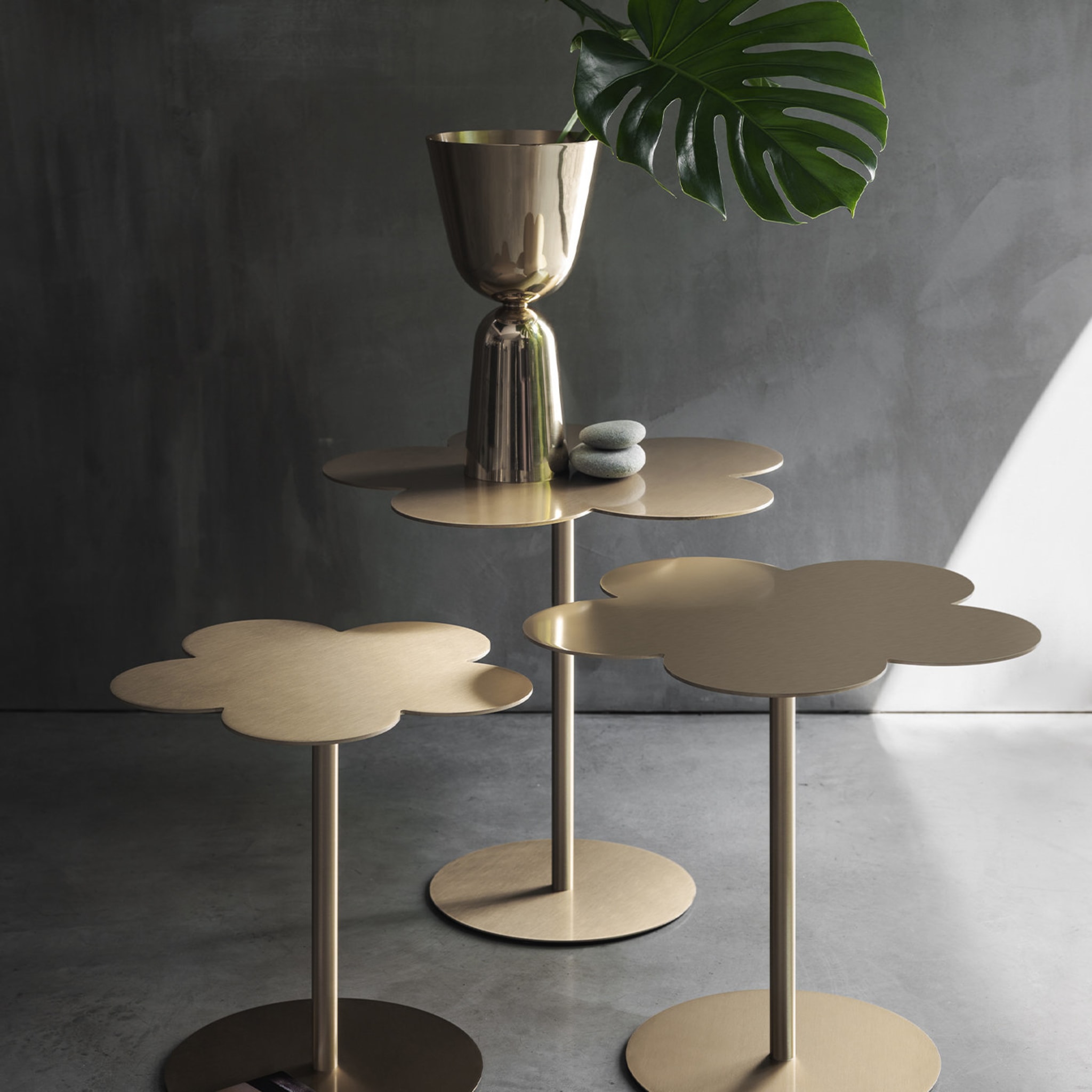 Flowers Small Brass Side Table by Stefano Giovannoni - Alternative view 1
