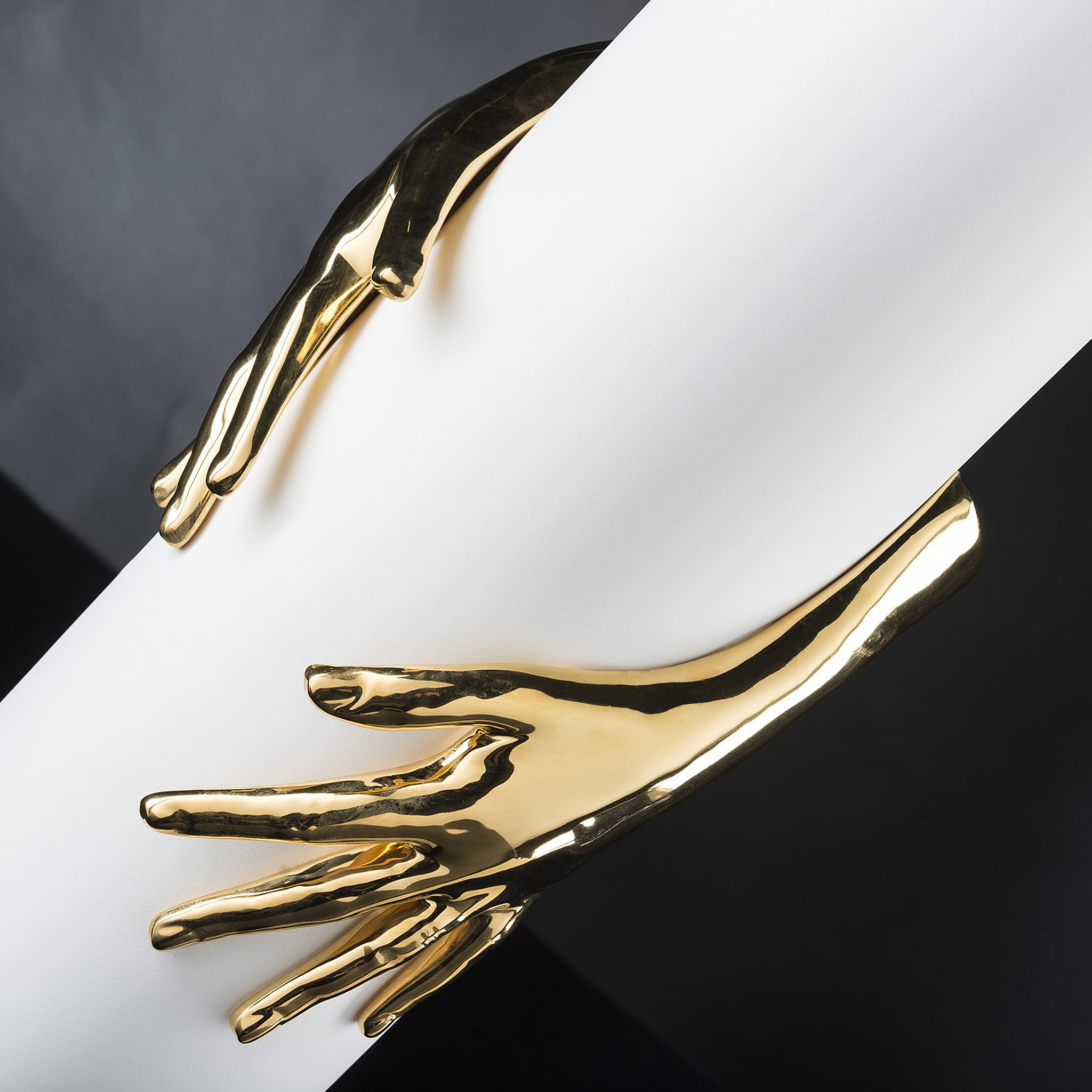 Hands Gold and White Vase - Alternative view 4