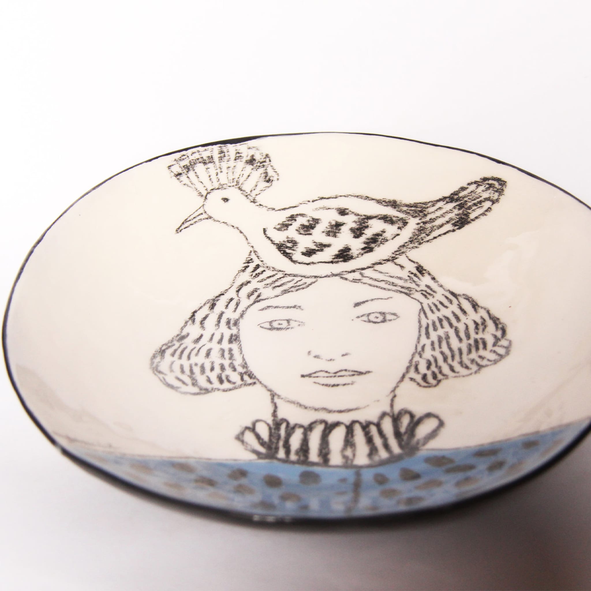 Woman with Hoopoe Plate - Alternative view 1