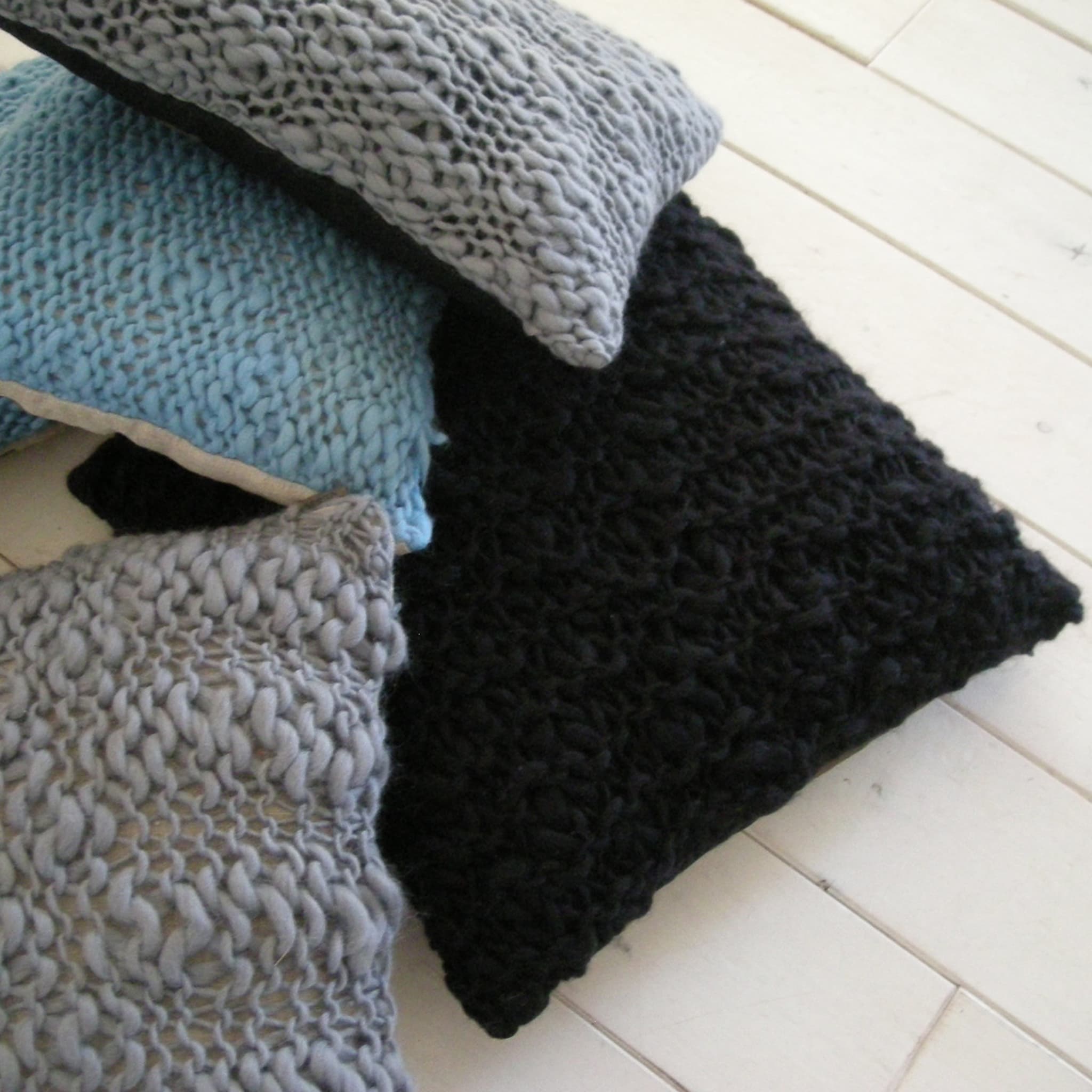 Coussin Wool&amp;lettering en laine et lin noir - Vue alternative 5