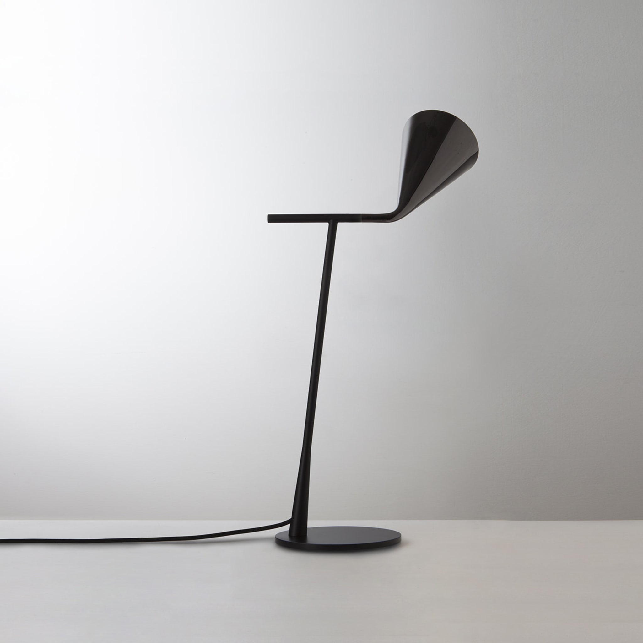 Gordon Black Table Lamp by Corrado Dotti - Alternative view 1