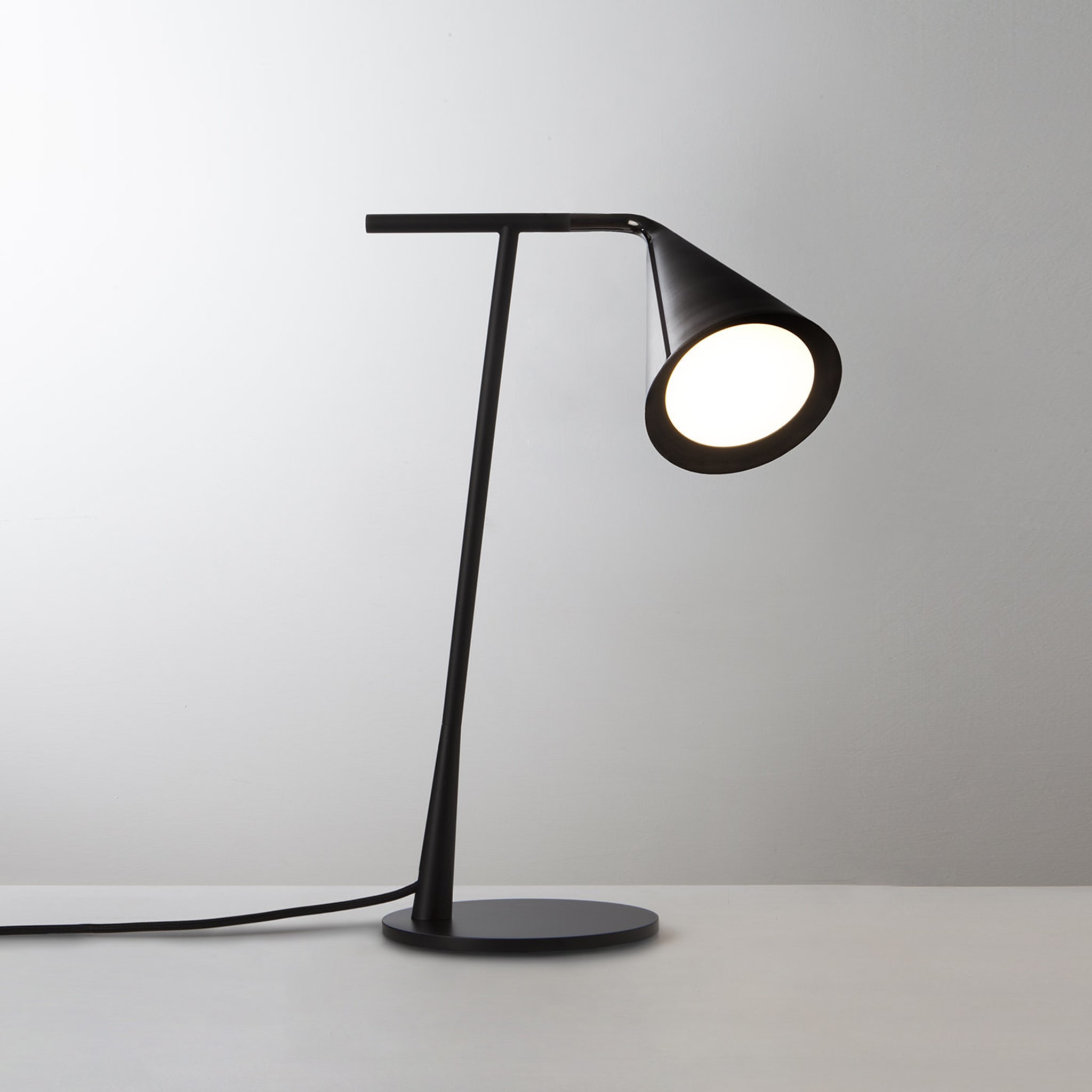 Gordon Black Table Lamp by Corrado Dotti - Alternative view 2