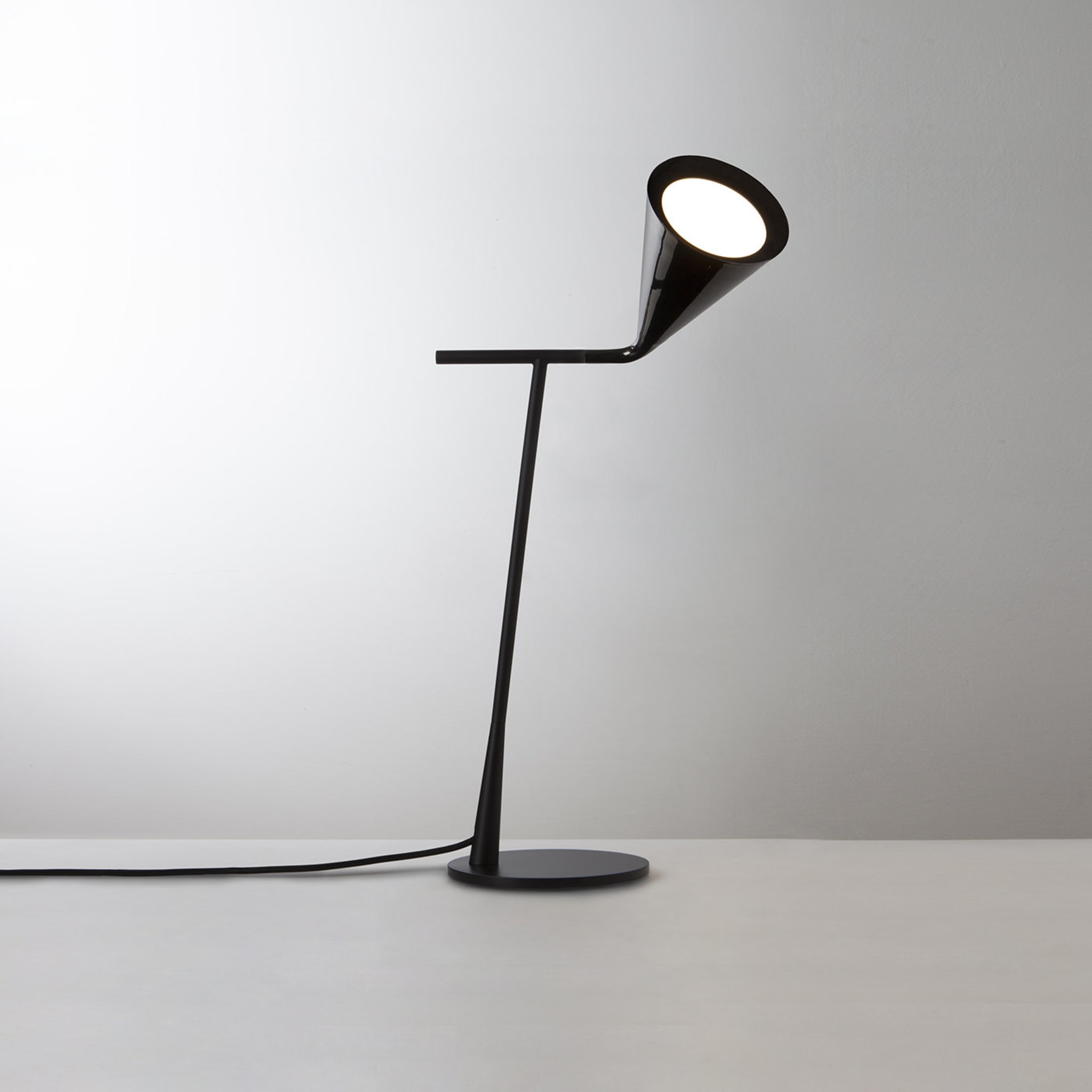 Gordon Black Table Lamp by Corrado Dotti - Alternative view 3