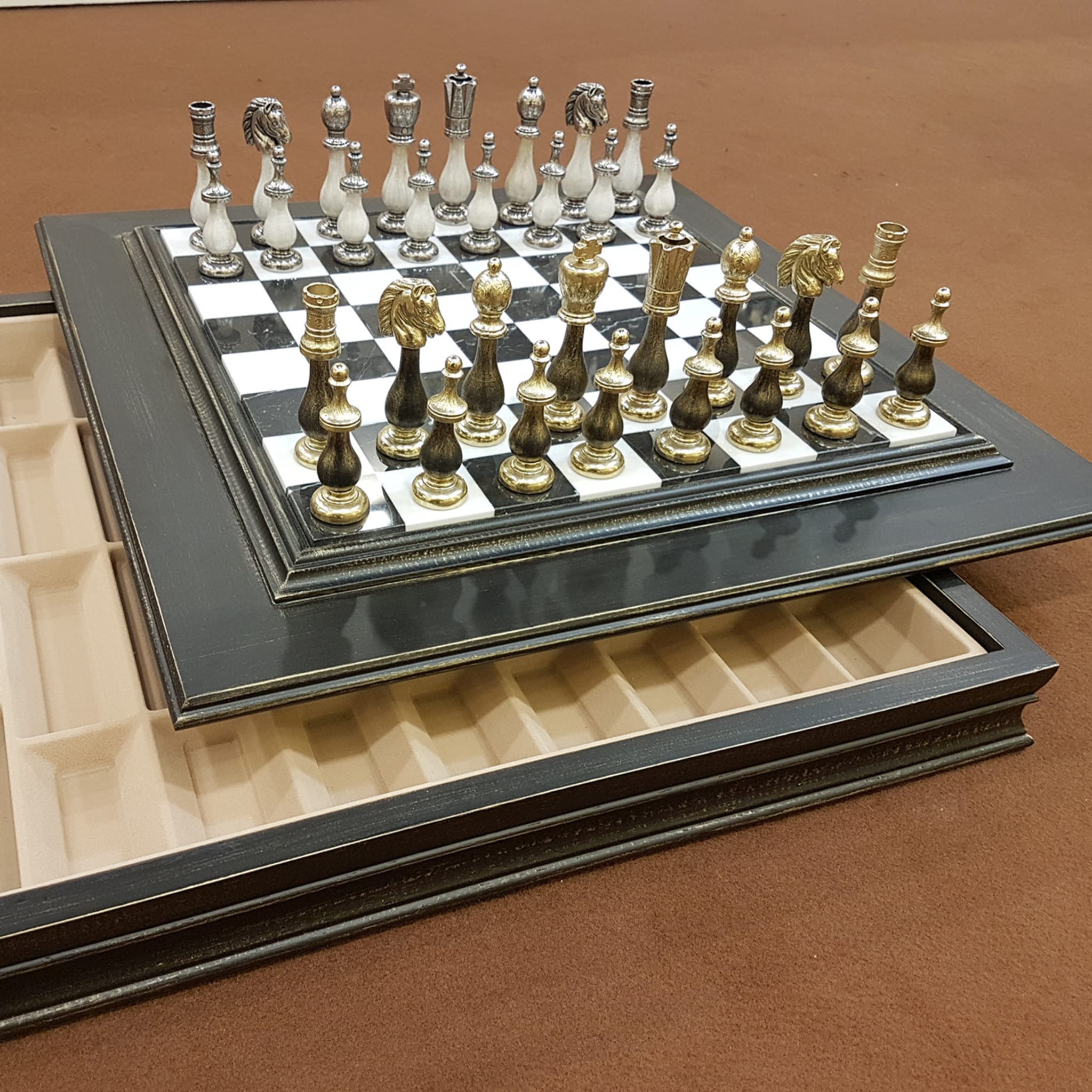 Chess Set Adorned with Arabesques - Alternative view 1