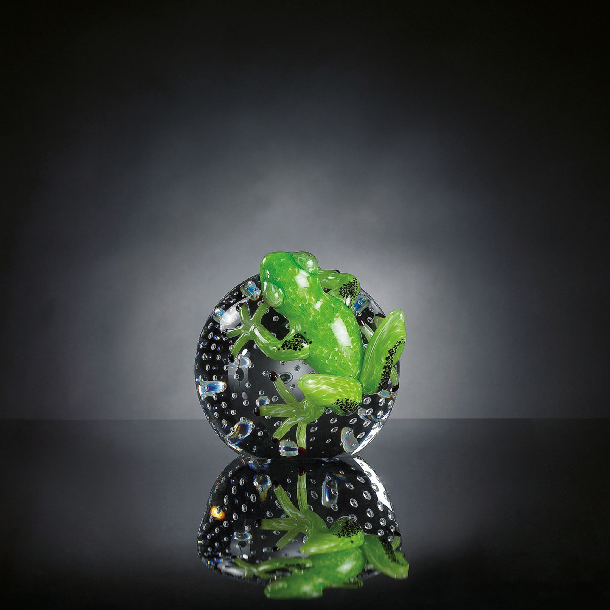 Grenouille en verre vert sur sphère  - Vue alternative 1