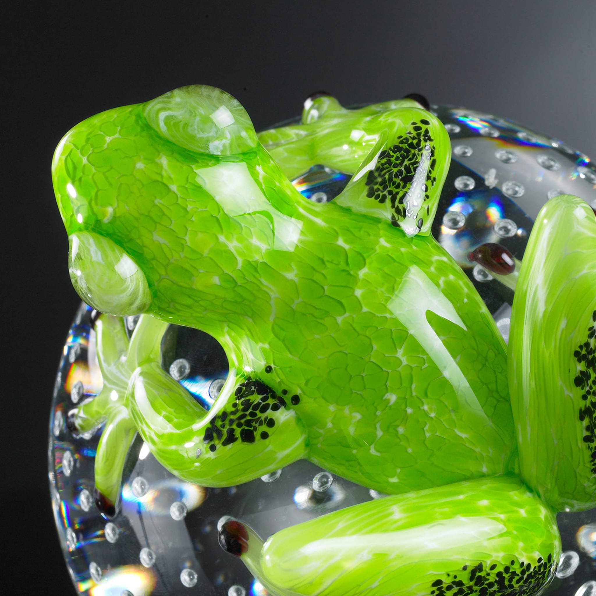 Grenouille en verre vert sur sphère  - Vue alternative 2