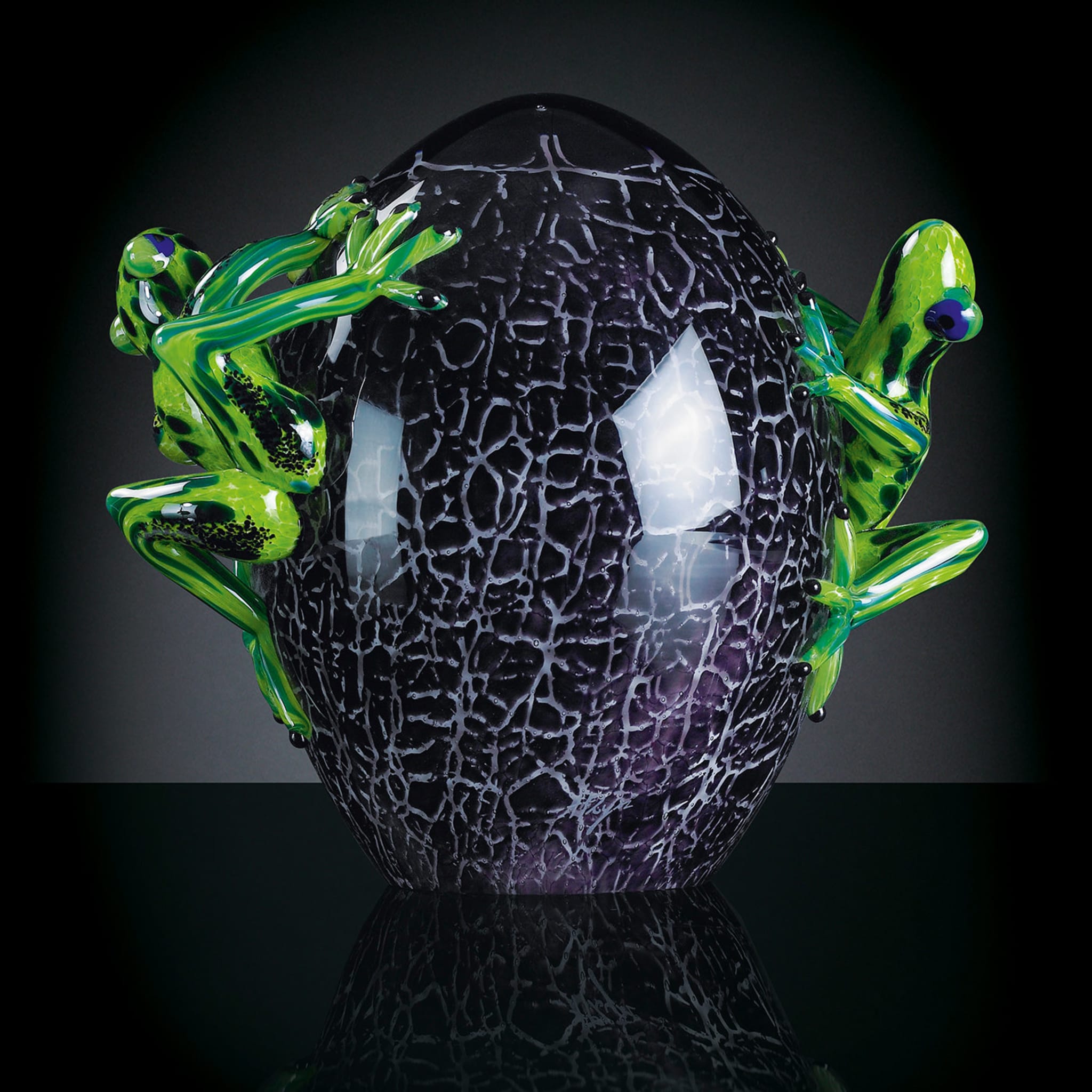 Huevo de cristal craquelado negro con ranas verdes - Vista alternativa 1