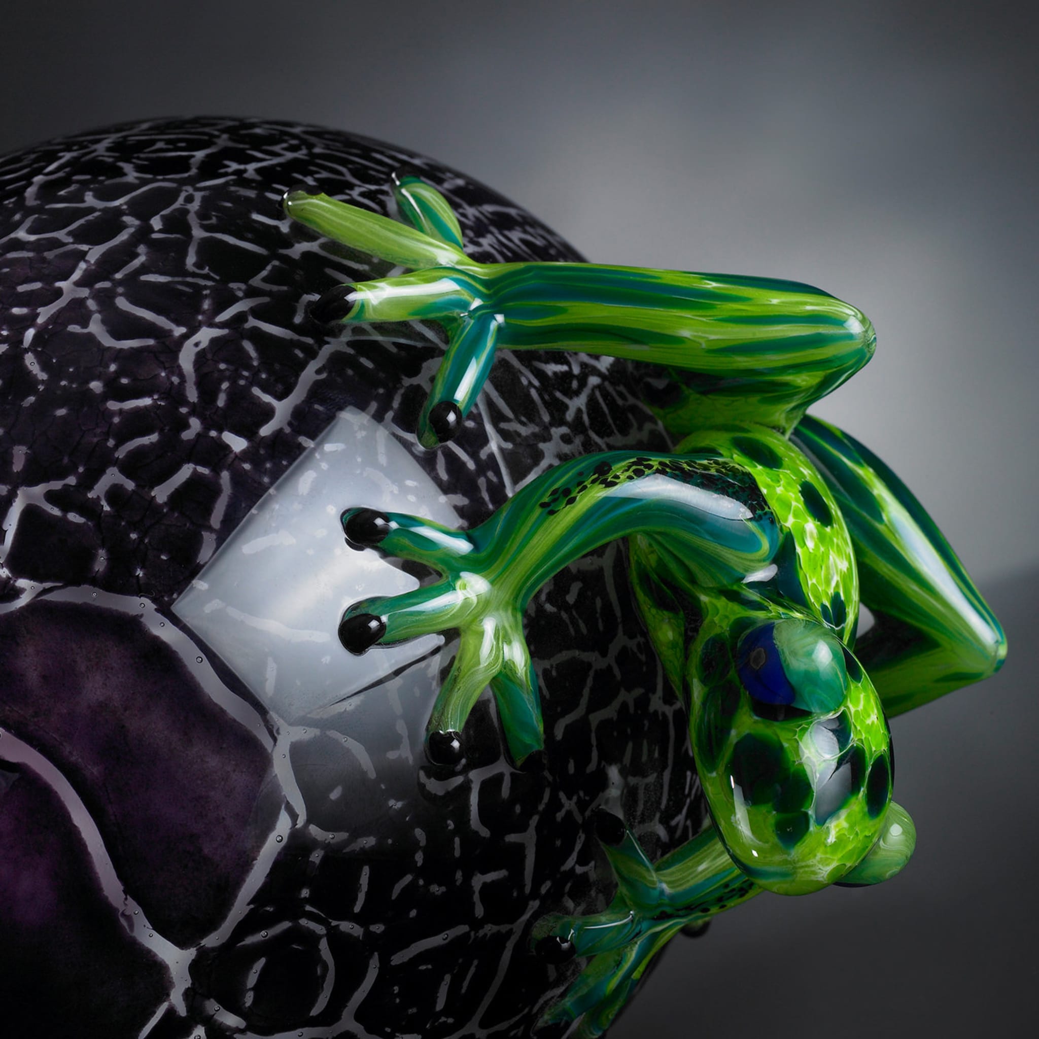 Black Crackled Glass Egg With Green Frogs - Alternative view 2