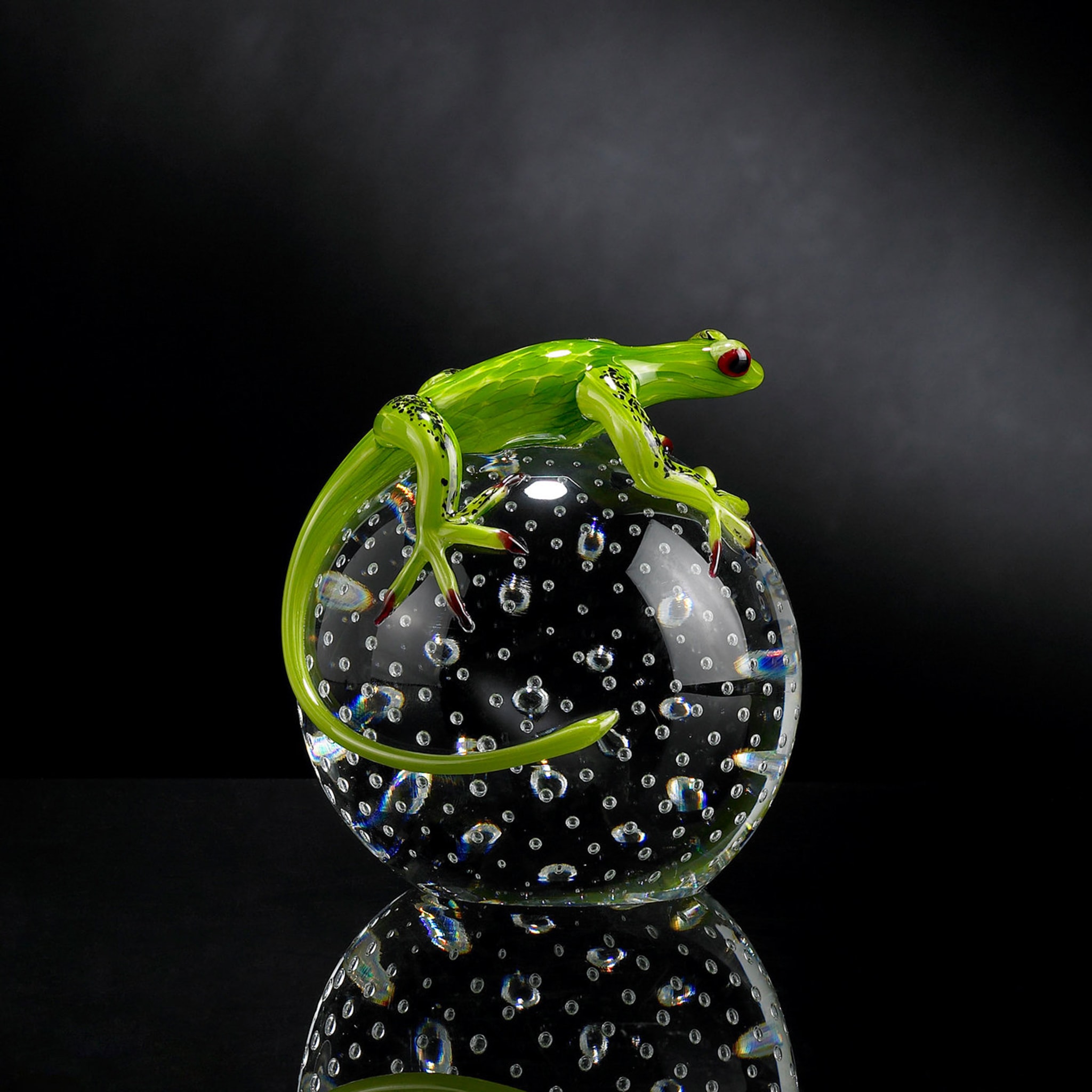 Green Glass Gecko On Sphere - Alternative view 1