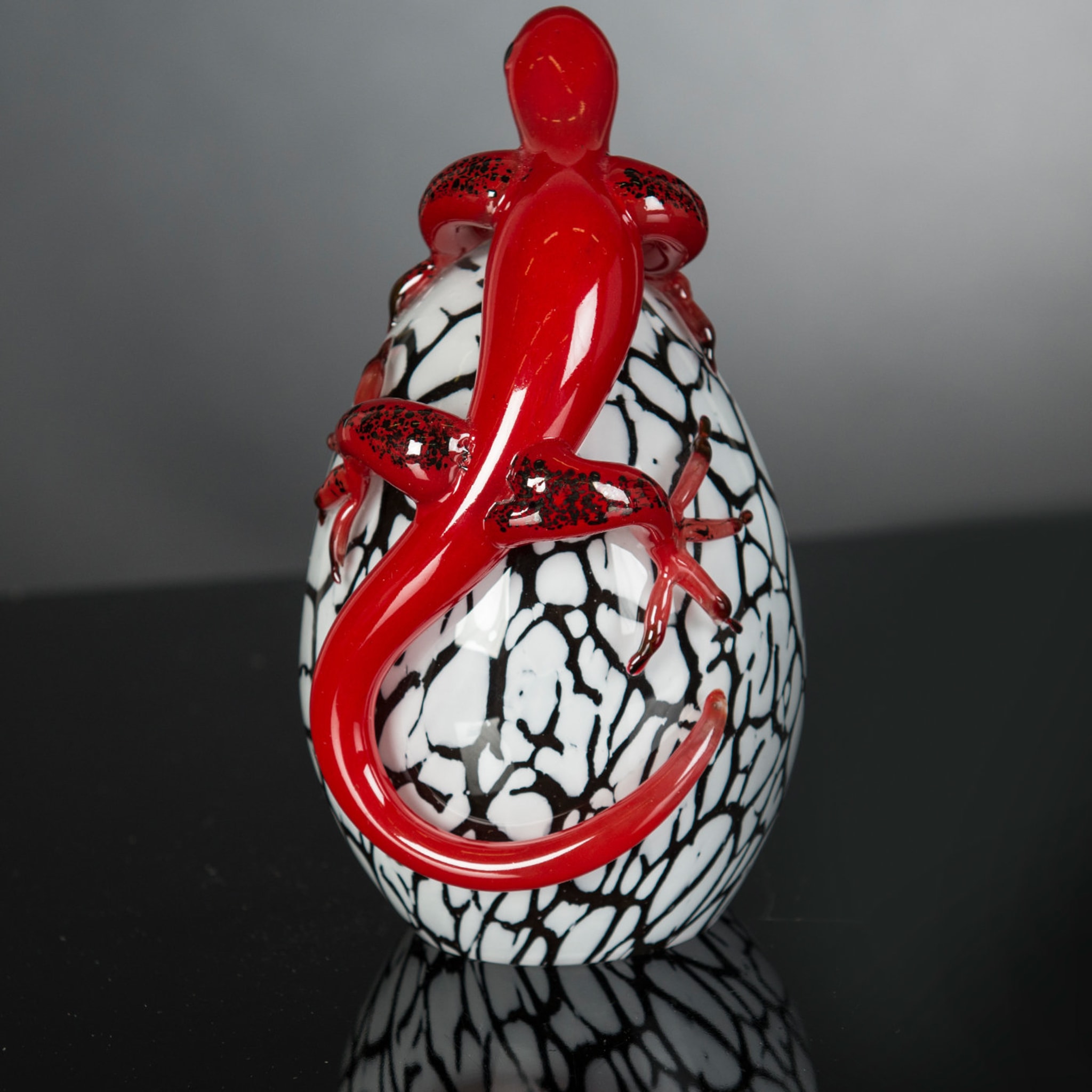 Small Glass Egg with Red Gecko  - Alternative view 1