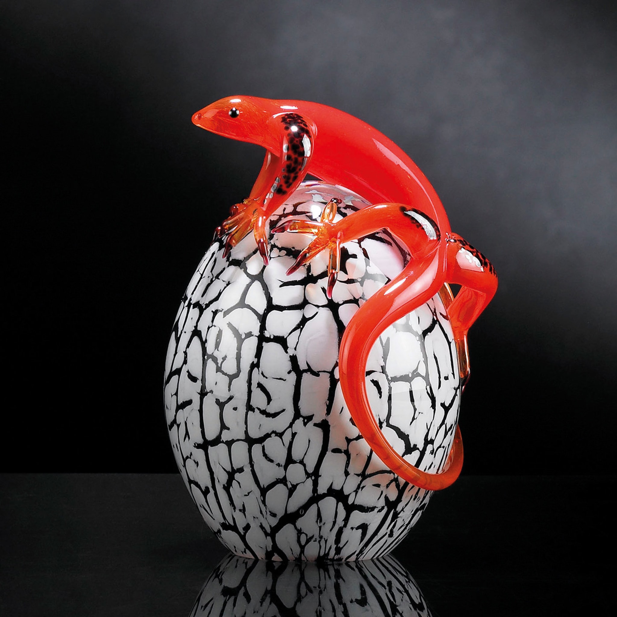 Small Glass Egg with Red Gecko  - Alternative view 2