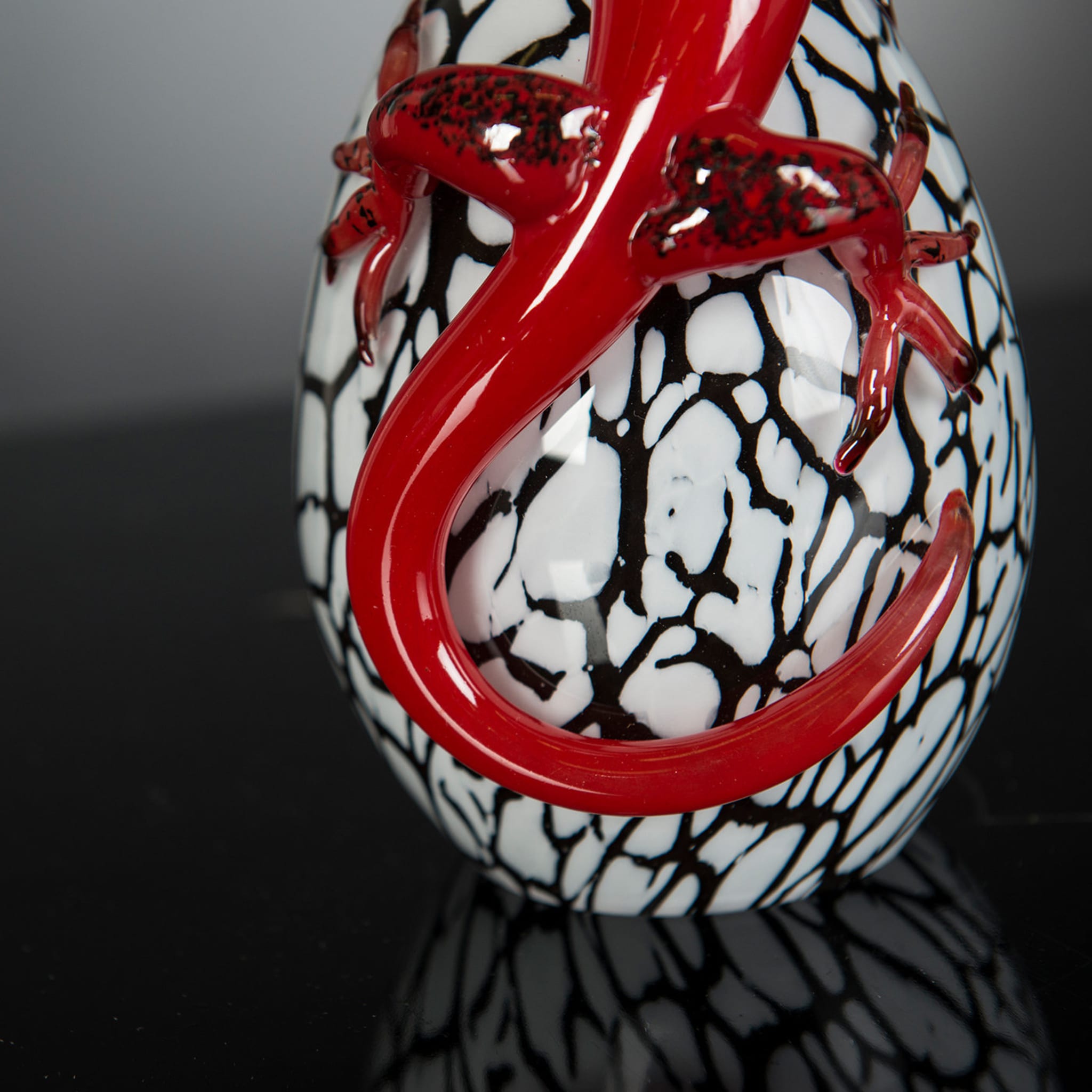 Small Glass Egg with Red Gecko  - Alternative view 3