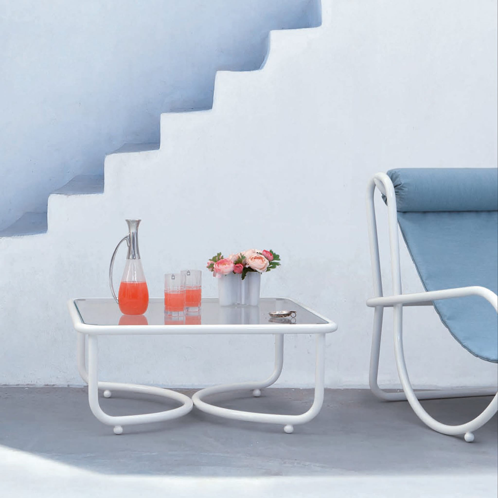 Locus Solus White Low Table by Gae Aulenti - Alternative view 1