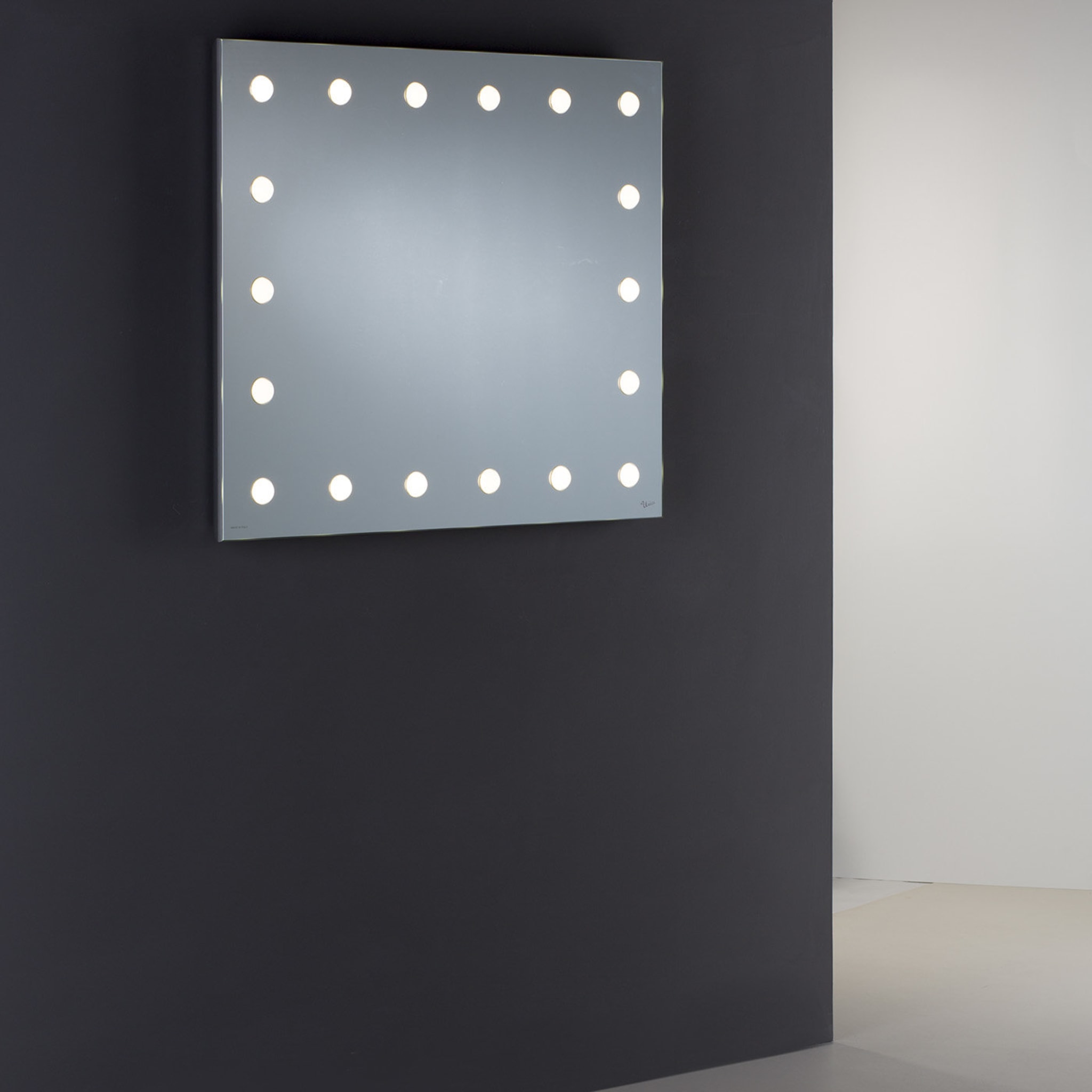 Hollywood Lighted Wall Mirror - Alternative view 1