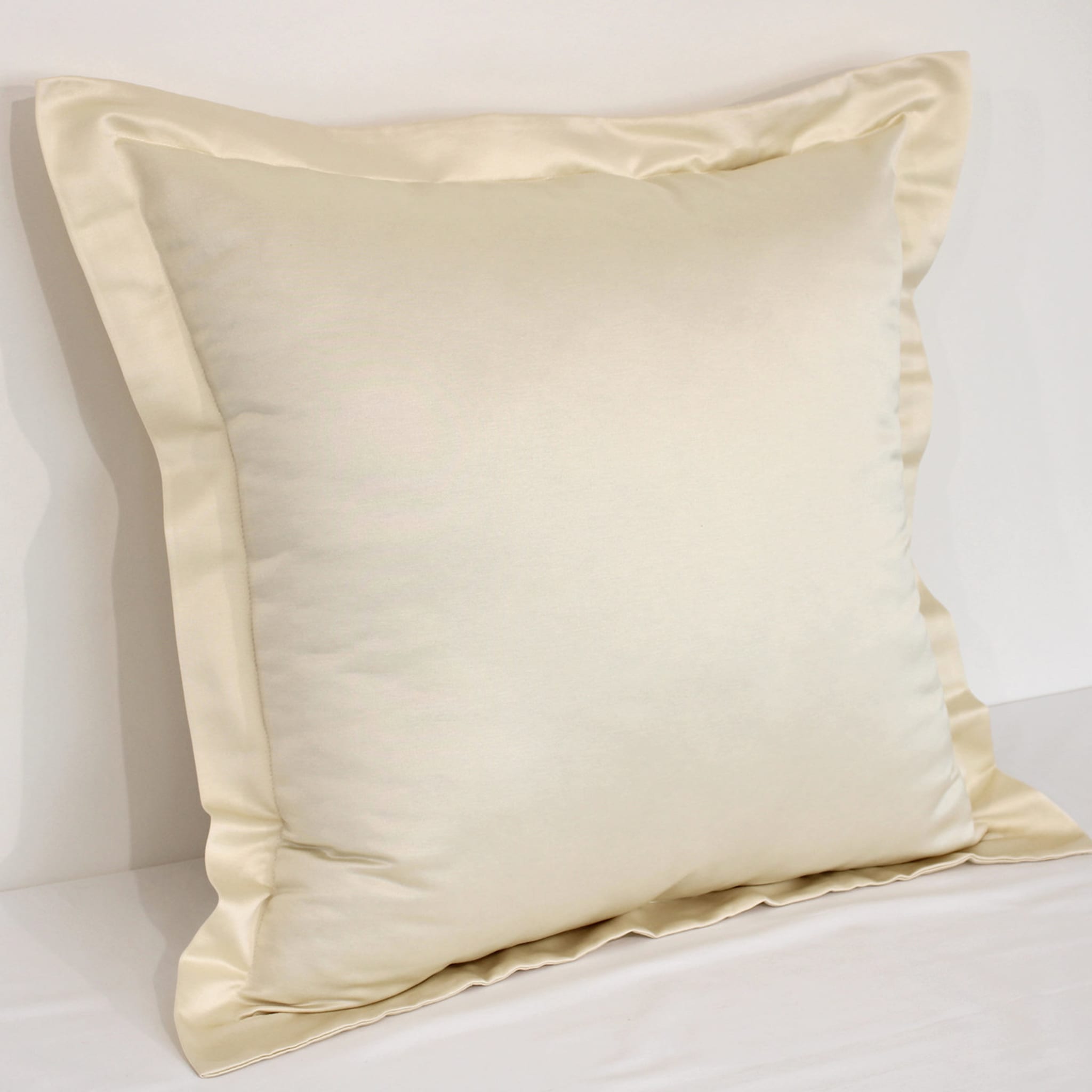 Set of 2 Large Cream Cushions - Alternative view 1