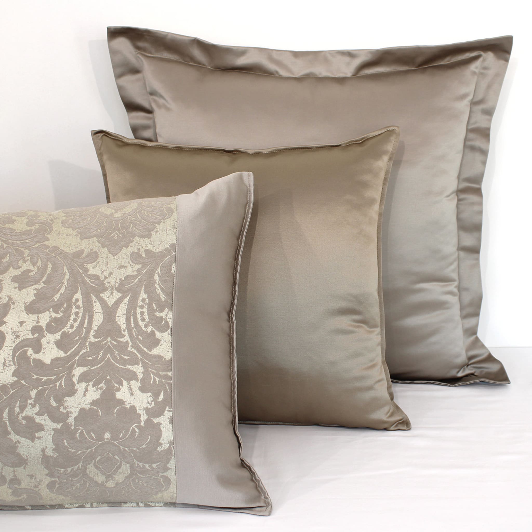 Set of 2 Large Dove Gray Cushions - Alternative view 2
