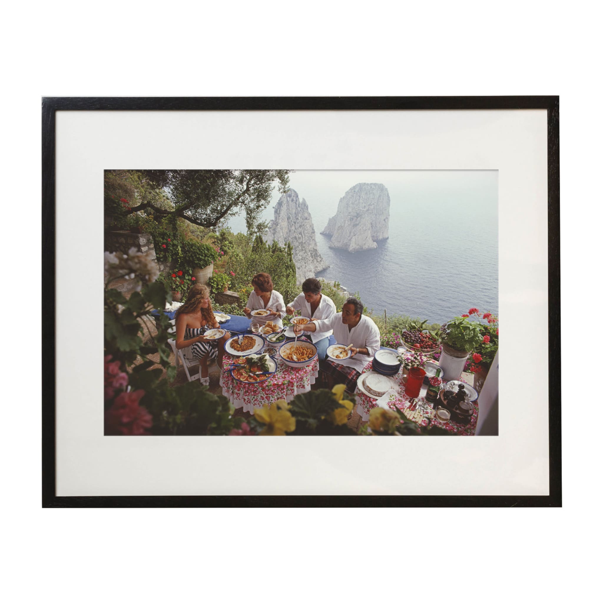 Dining Al Fresco auf Capri Gerahmter Druck von Slim Aarons - Hauptansicht