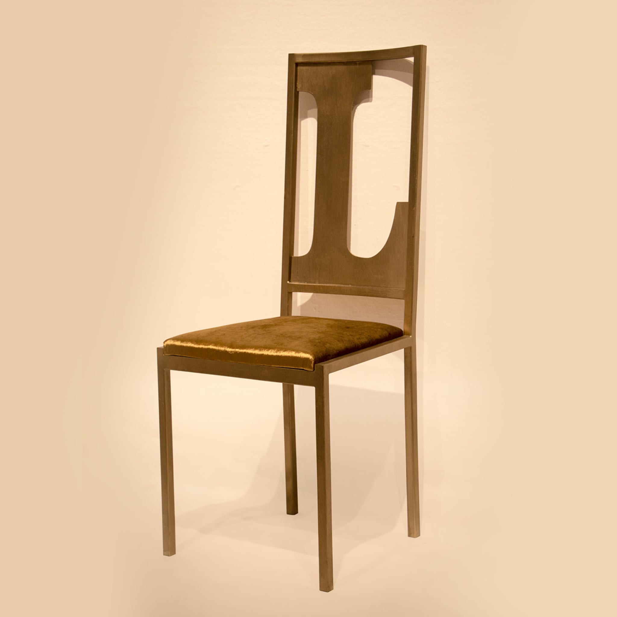 Gold Letter L Chair - Alternative view 1