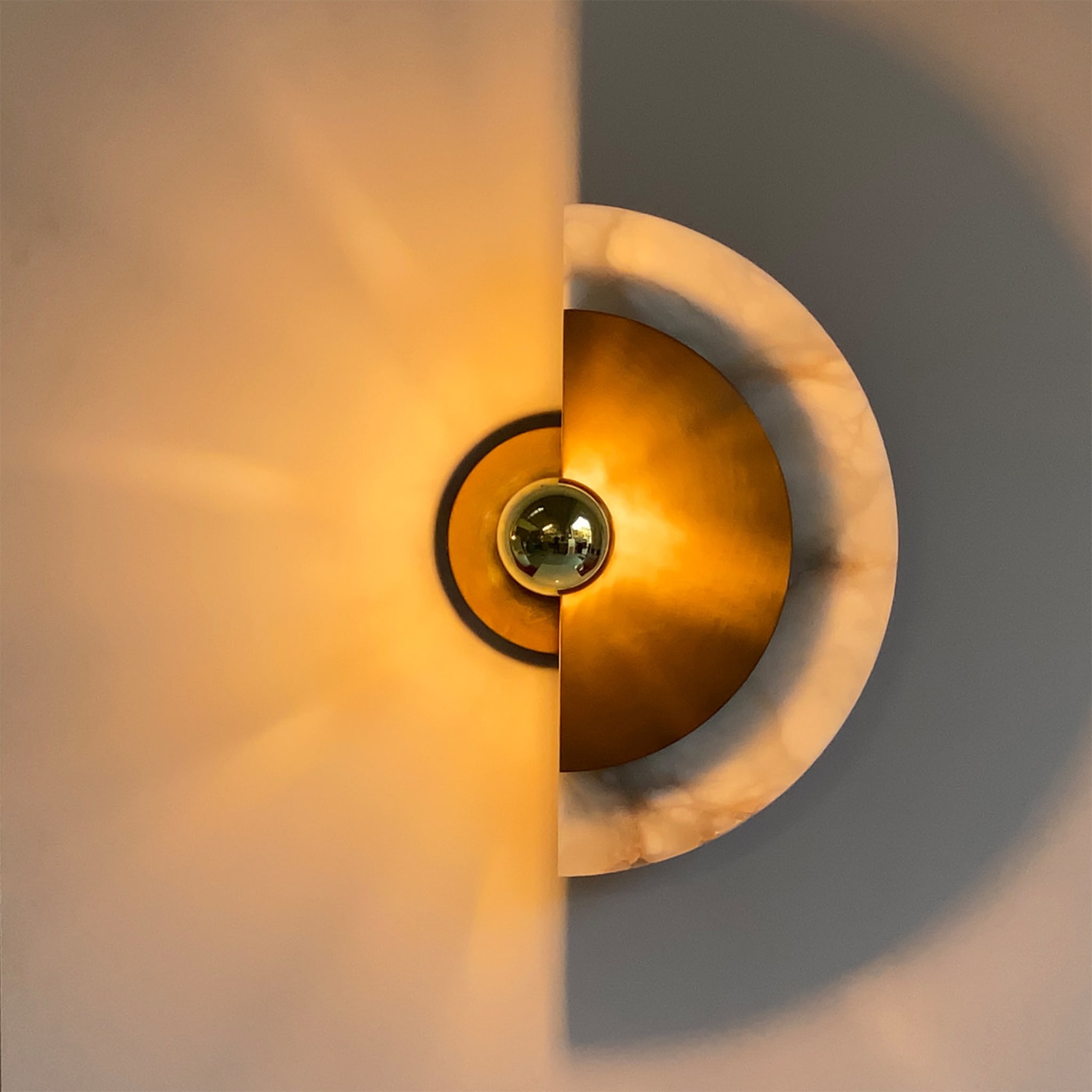 "Levante" Wall Sconce in Bronze and Alabaster - Alternative view 3