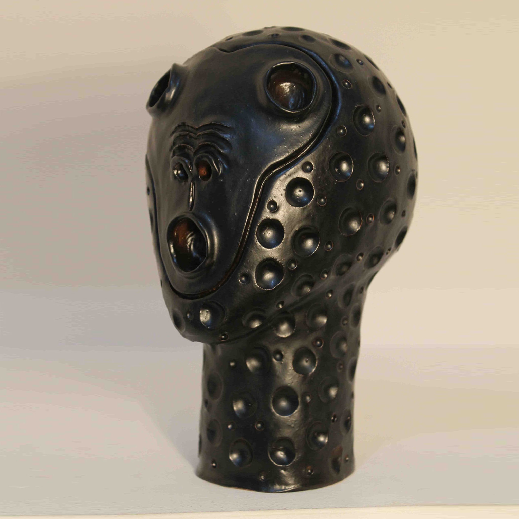 Sculpture tête de singe noir - Vue alternative 1