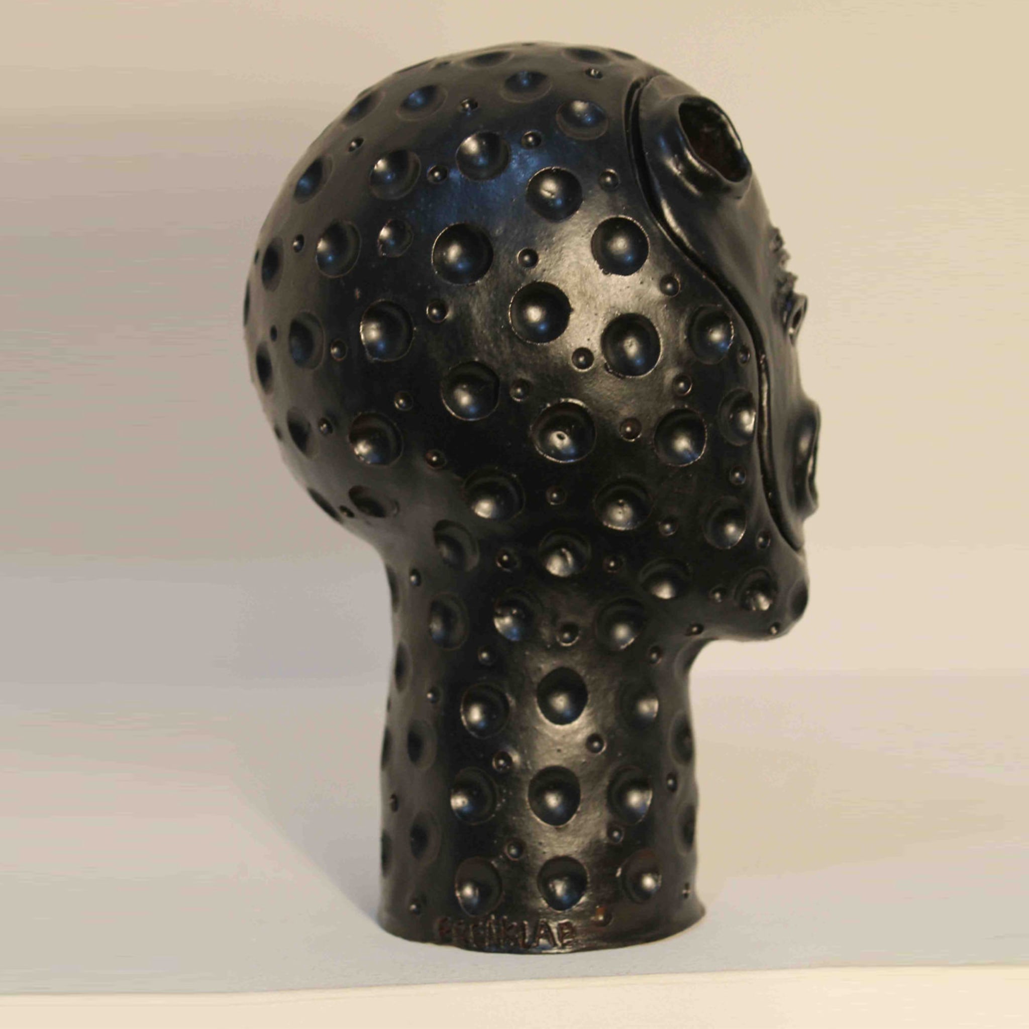 Sculpture tête de singe noir - Vue alternative 2