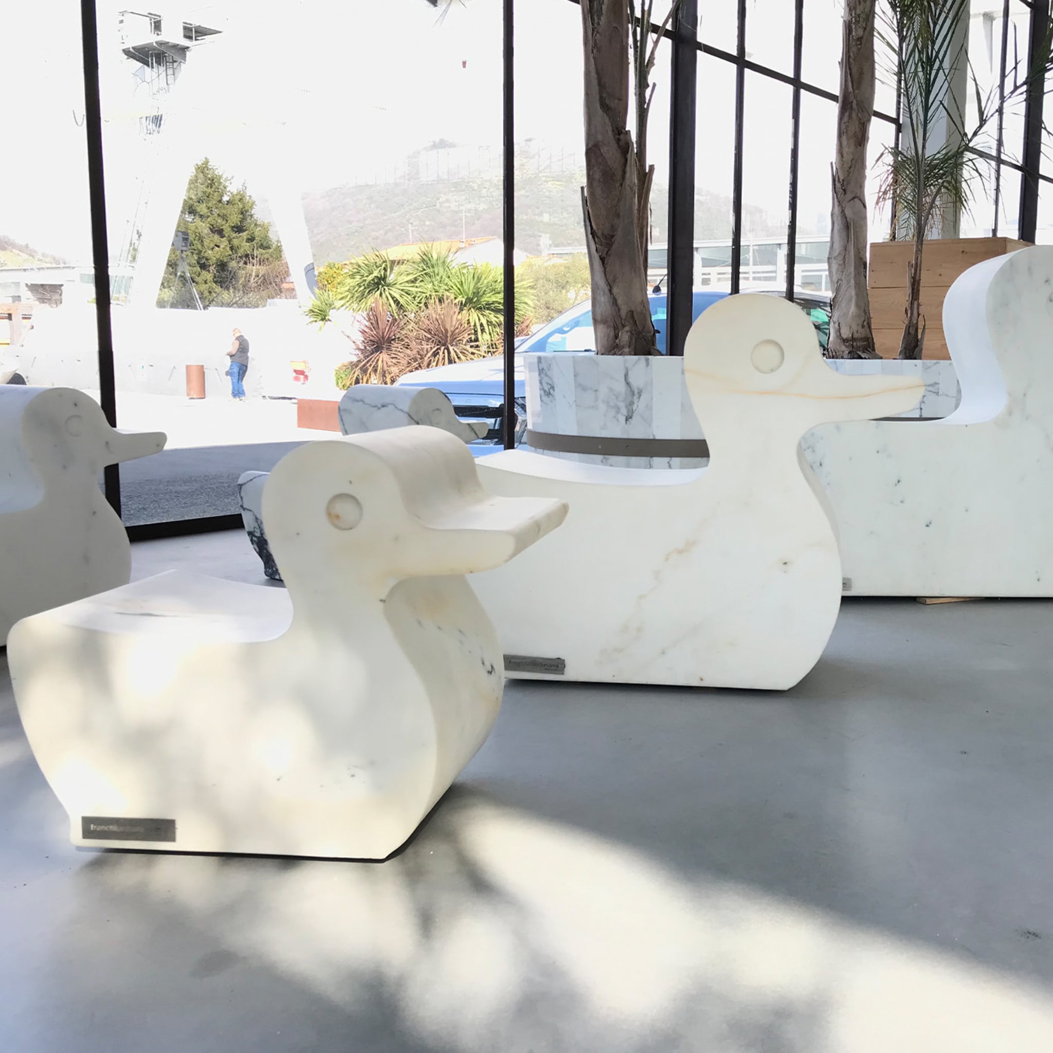 Skulptur einer Ente aus Carrara-Marmor von Eugenio Biselli, Paonazzo  - Alternative Ansicht 1