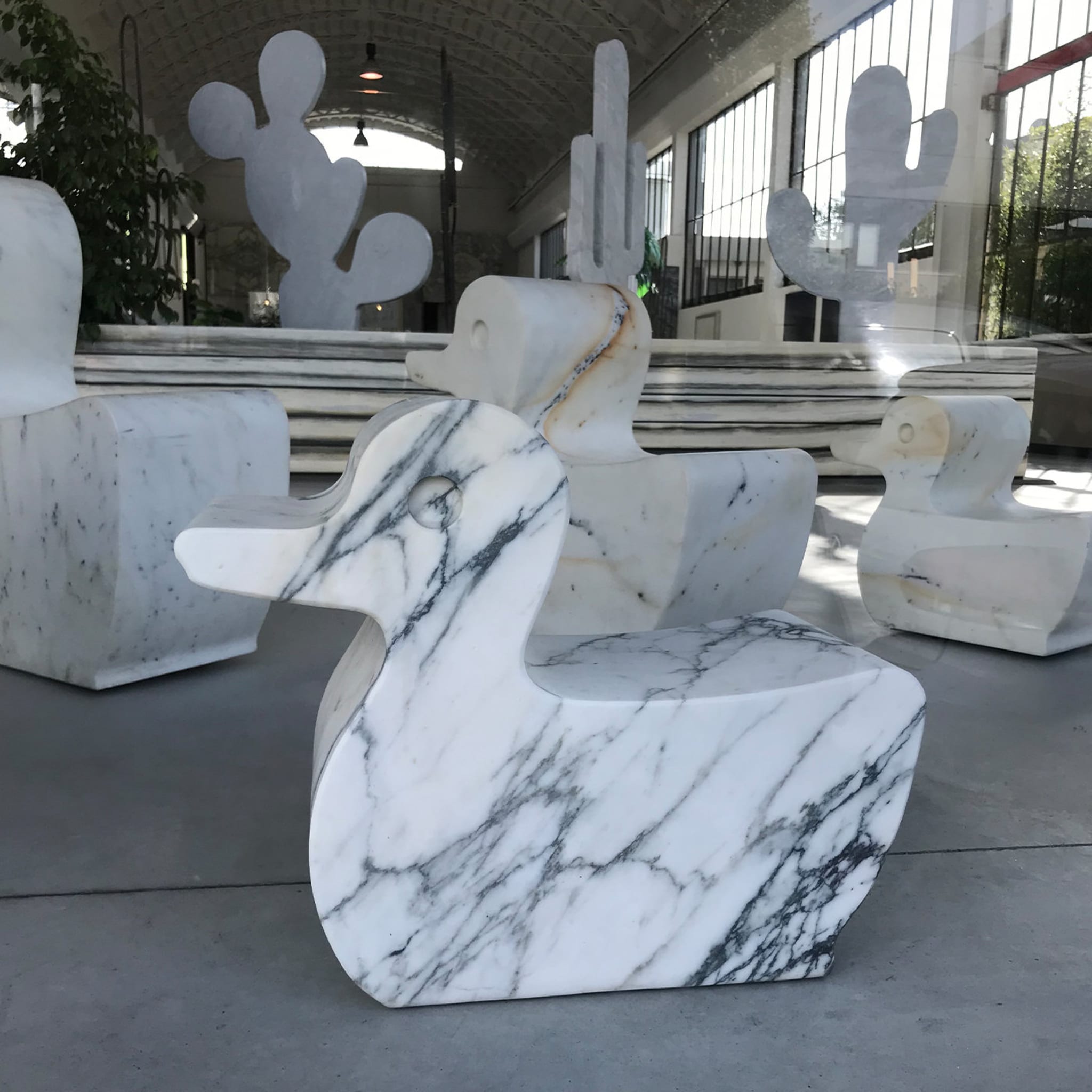 Skulptur einer Ente aus Carrara-Marmor von Eugenio Biselli, Paonazzo  - Alternative Ansicht 3