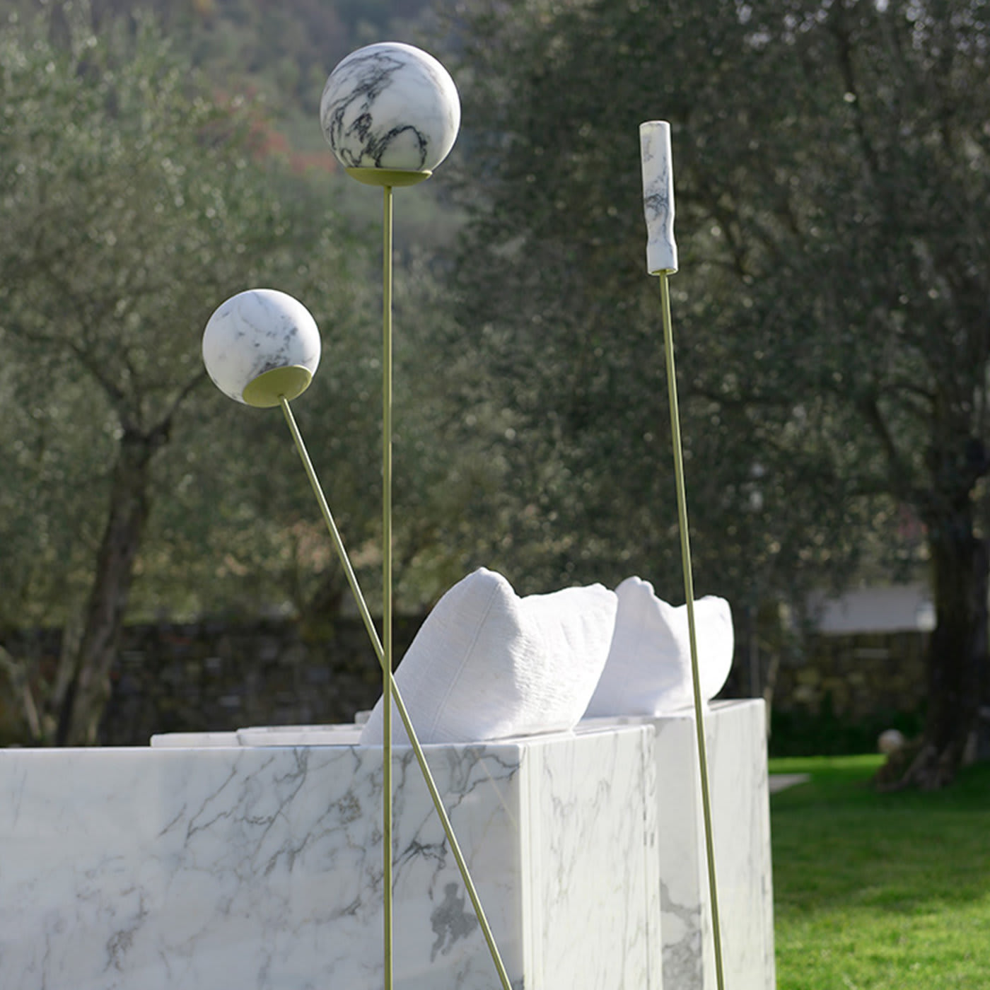 Lampada Luna Luce I in marmo Calacatta Carrara di Eugenio Biselli