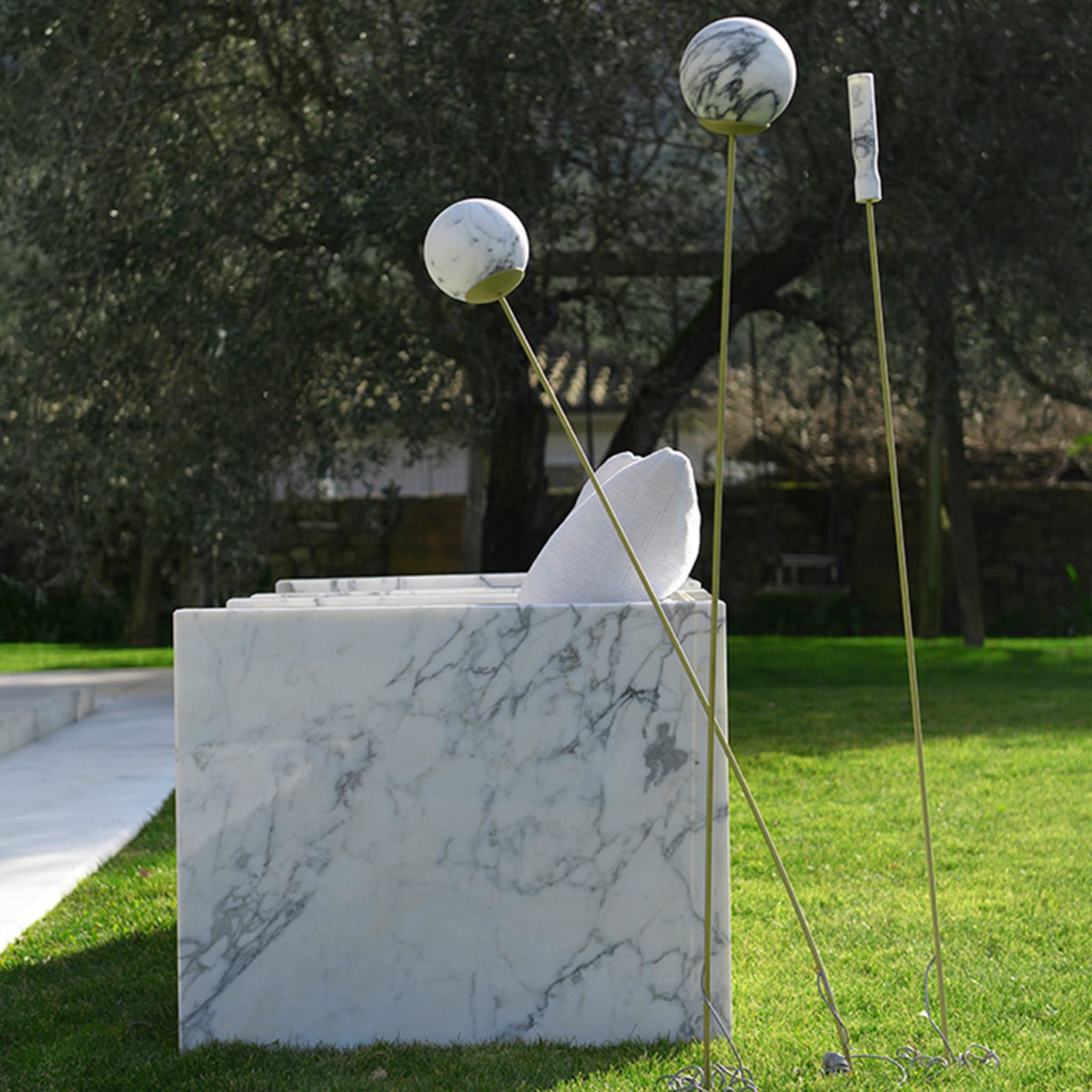 Lampada Luna Luce I in marmo Calacatta Carrara di Eugenio Biselli