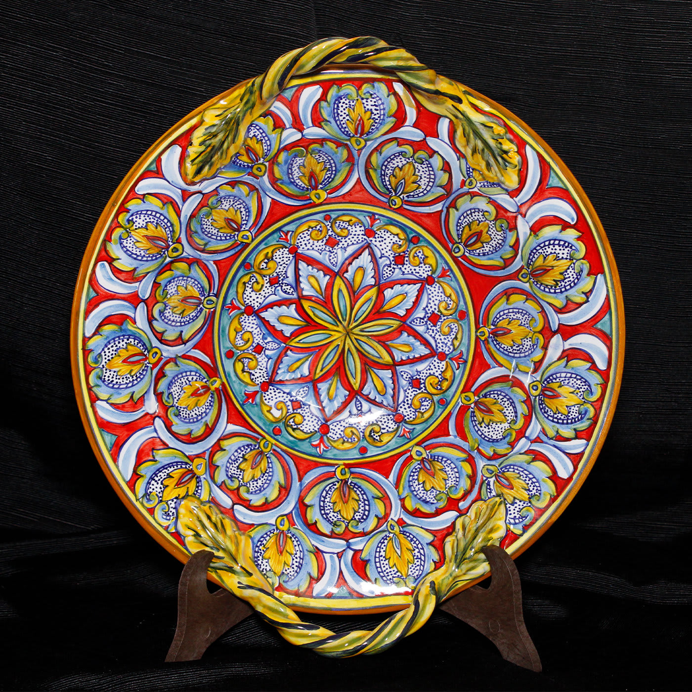 Red Feathers Centerpiece with Leaf Handles - Idea Ceramica