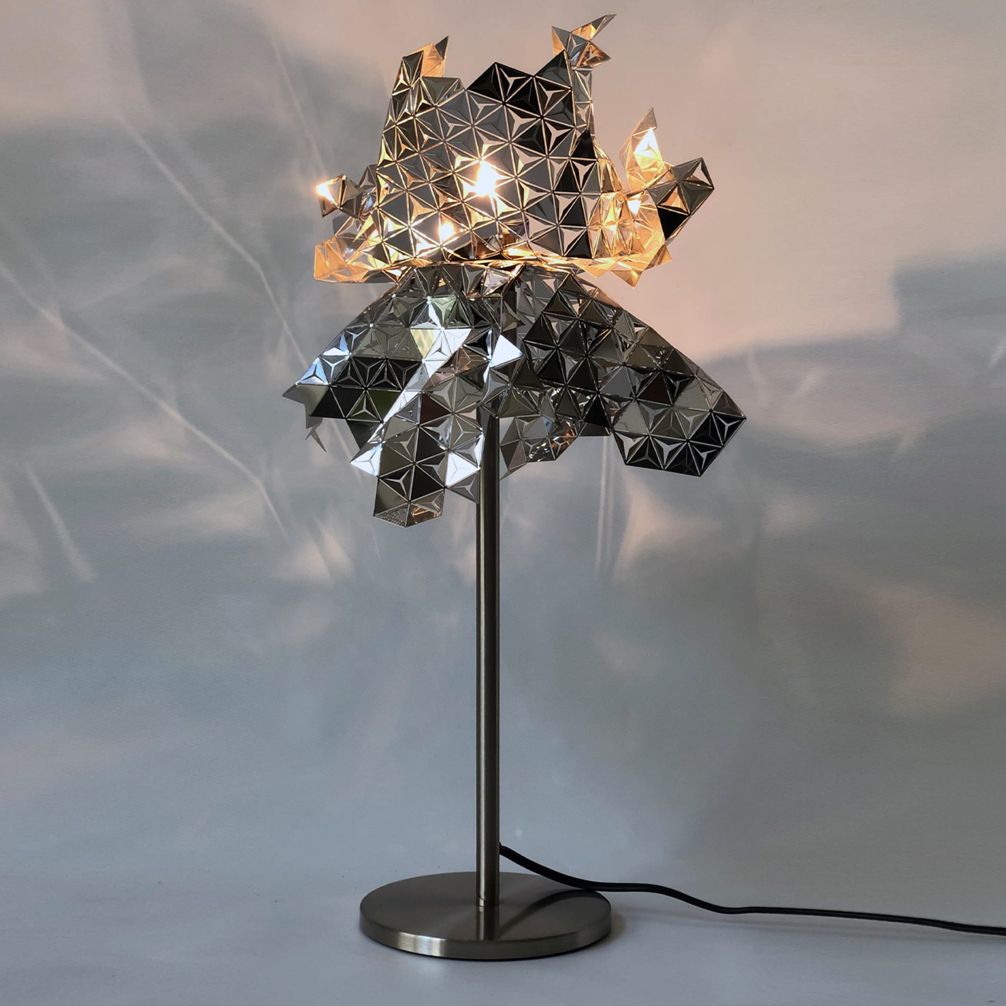 Lampe de table en acier S2 Scales - Vue alternative 2