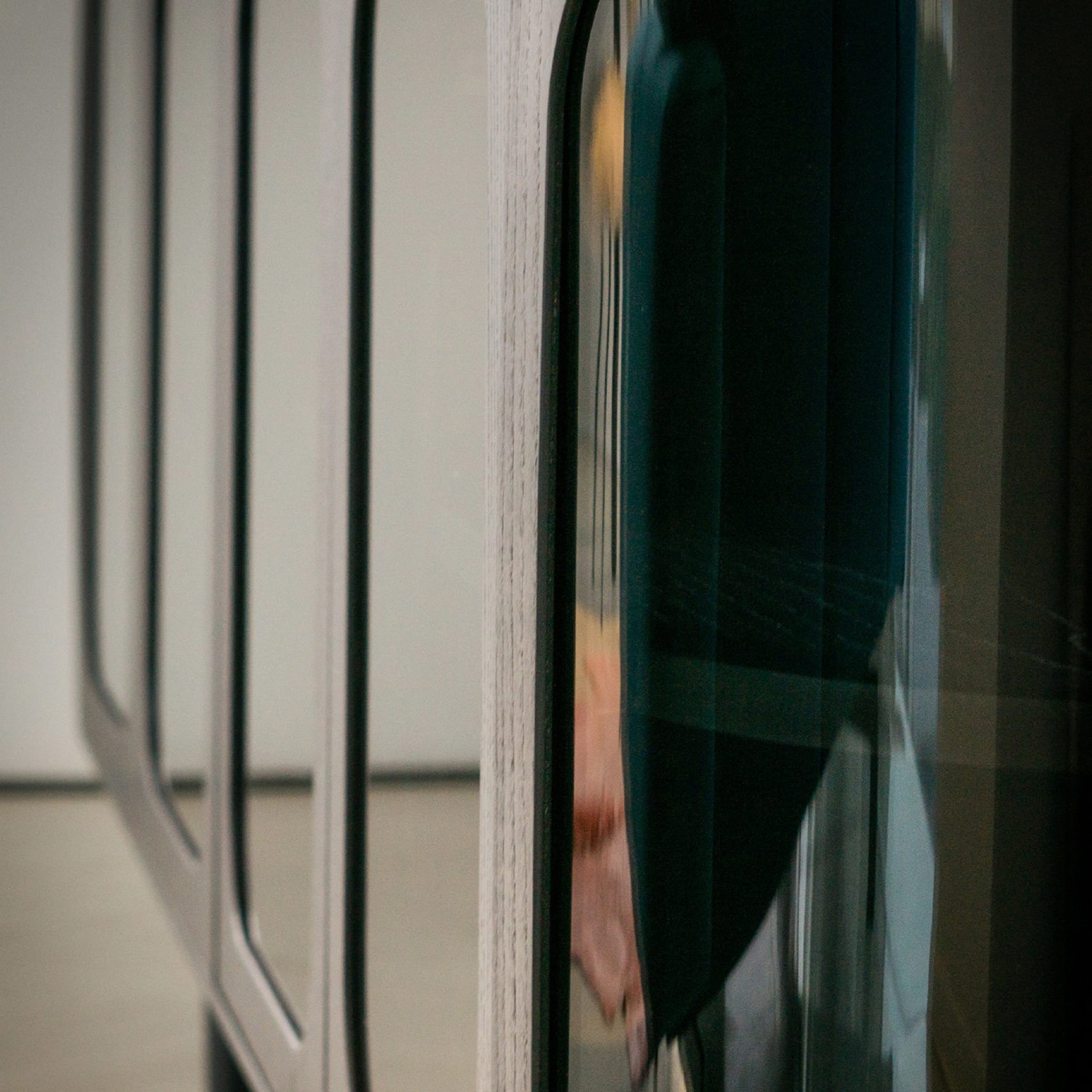 Mobile Settebello in vetro nero di Matteo Zorzenoni - Vista alternativa 4