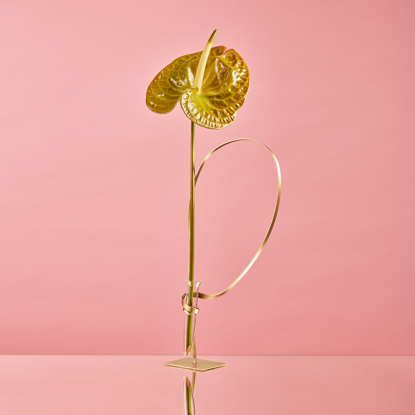 Standing Swirl Gold Flower Holder - Art Flower Maker