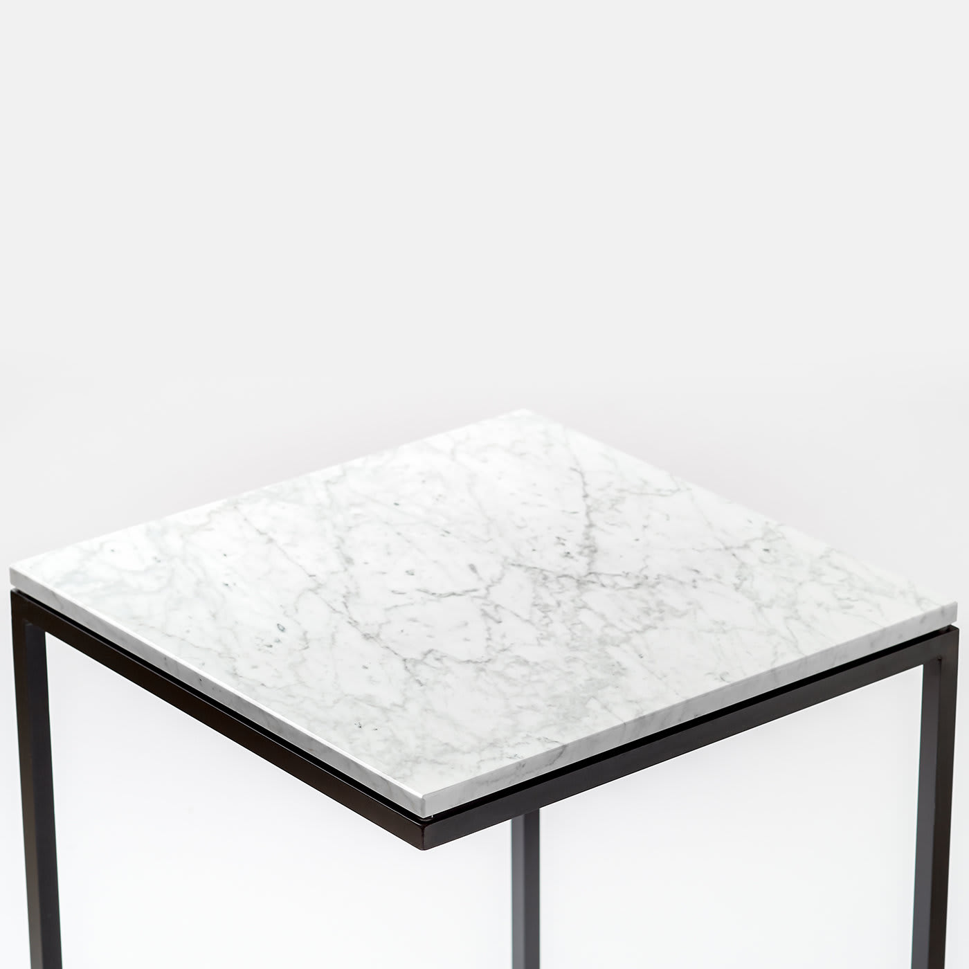 Tavolino Esopo in ferro e marmo di Carrara di Antonio Saporito Travertini &  Pietre