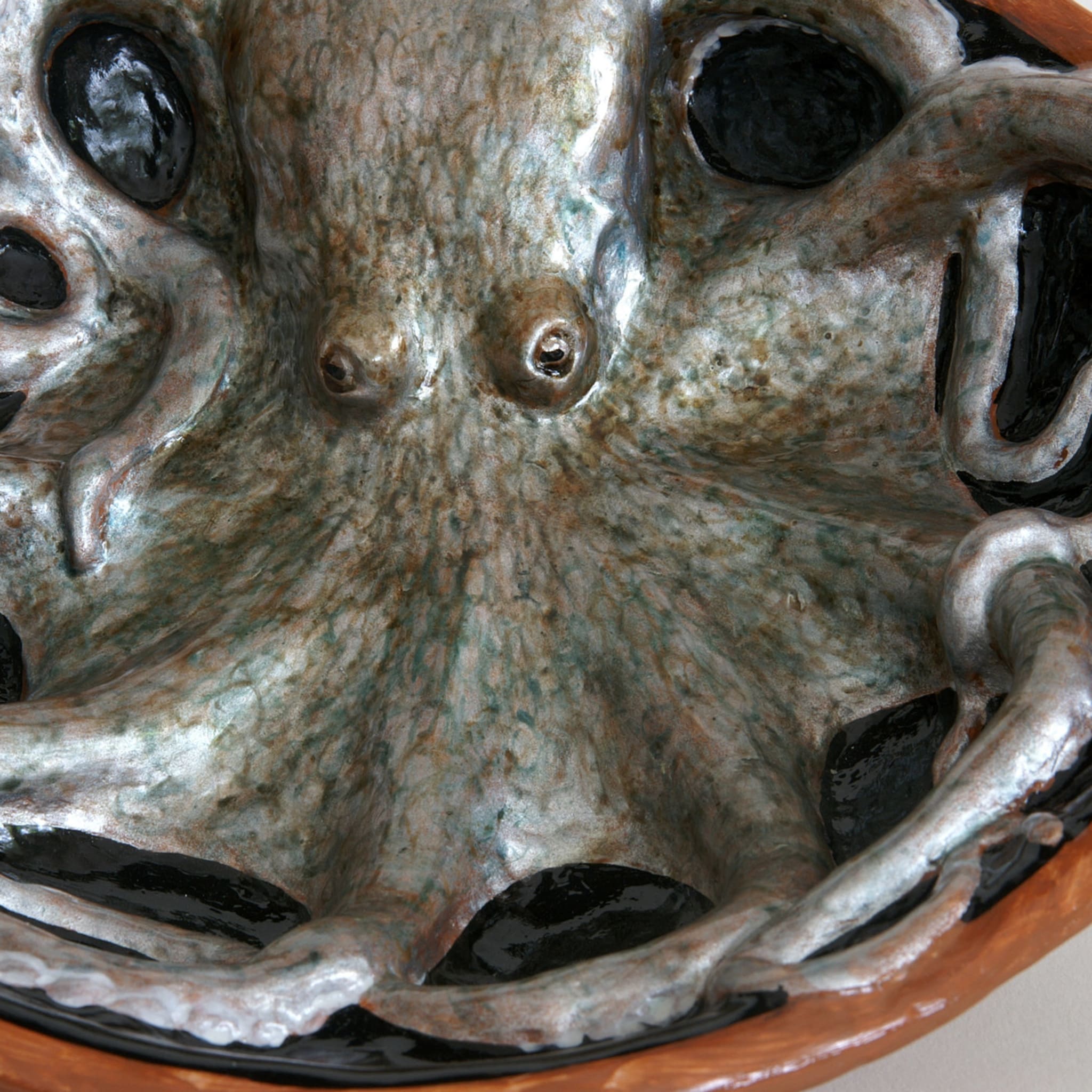 Skulpturaler Oktopus in Badeschale - Alternative Ansicht 1