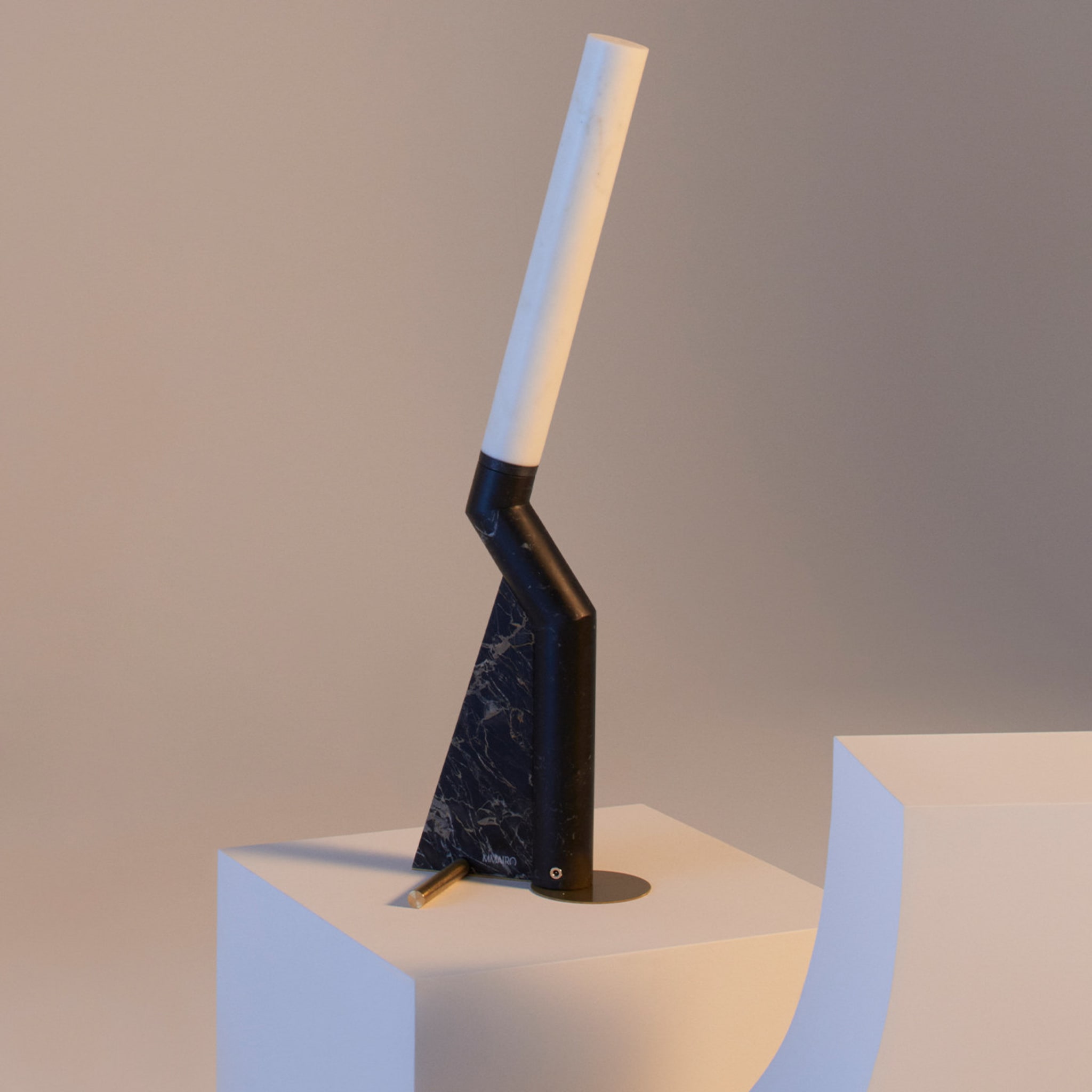 Lampe de table noire Heron de Bec Brittain - Vue alternative 1